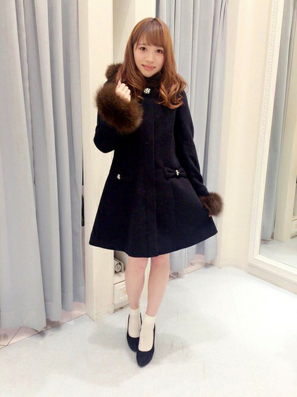 「ファー、コート、シンプル、ガーリー、キレイめ、フェミニン、冬、LODISPOTTO、大人ガーリー、オトナ女子」｜「LODISPOTTOのプティットリボンラフィネフードコート（ステンカラーコート、ブルー系）」を使った、LODISPOTTO OFFICIALさん（レディース・155cm）の冬コーディネートの1枚目の写真