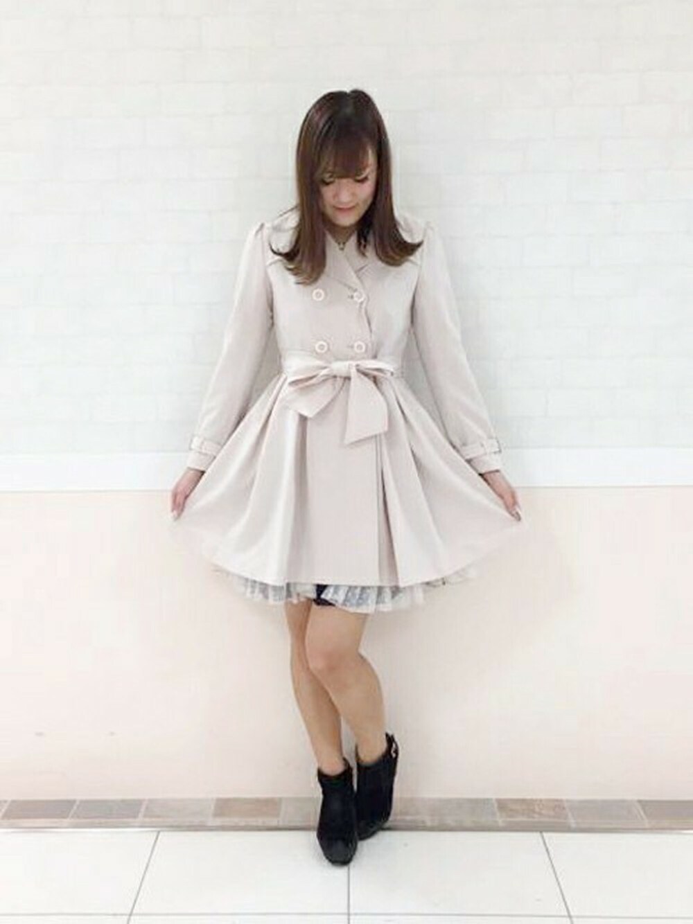 「シンプル、トレンチコート、リボン、ガーリー、キレイめ、フェミニン、パステルカラー、春コーデ、LODISPOTTO、オトナ女子」｜「LODISPOTTOのプリンセスリュバントレンチコート（トレンチコート、ピンク系）」を使った、LODISPOTTO OFFICIALさん（レディース・165cm）の冬コーディネートの1枚目の写真