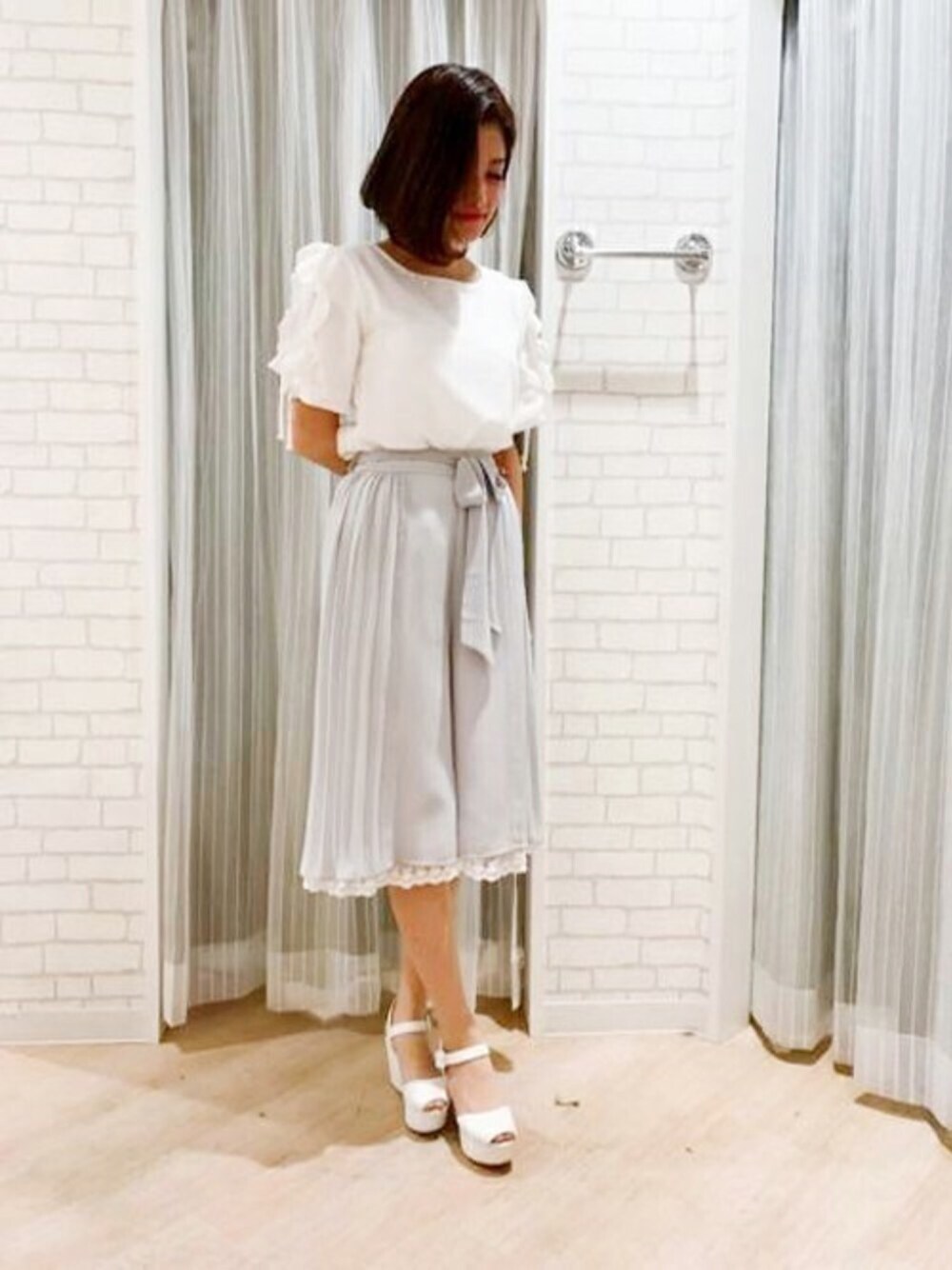 ホワイト系のシャツ/ブラウス、グレー系のその他パンツを着用したレディースの春コーディネートの1枚目の写真
