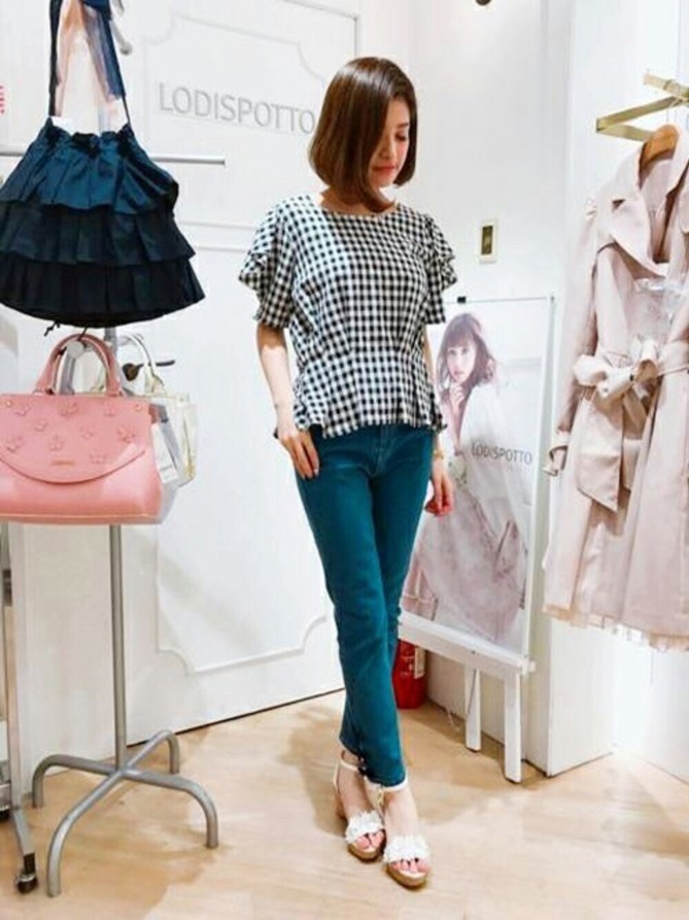 ホワイト系のシャツ/ブラウス、ホワイト系のサンダルを着用したレディースの春コーディネートの1枚目の写真