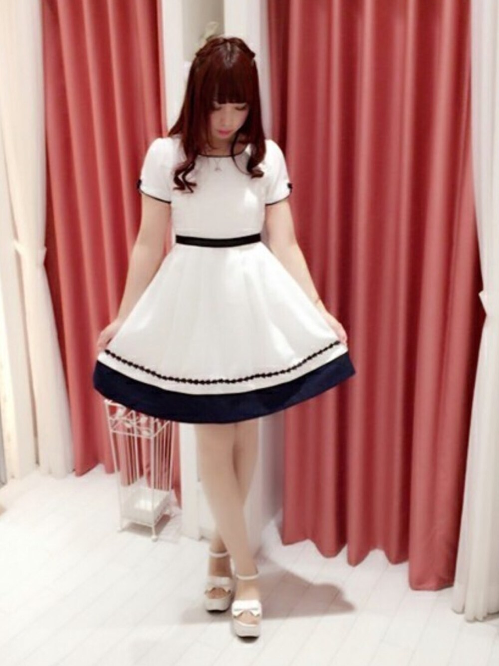 「ワンピース、シンプル、夏、バイカラー、モノトーン、デート、ガーリー、キレイめ、フェミニン、LODISPOTTO」｜「LODISPOTTOのさわやかバイカラーワンピース（ワンピース、ホワイト系）」を使った、LODISPOTTO OFFICIALさん（レディース・160cm）の夏コーディネートの1枚目の写真