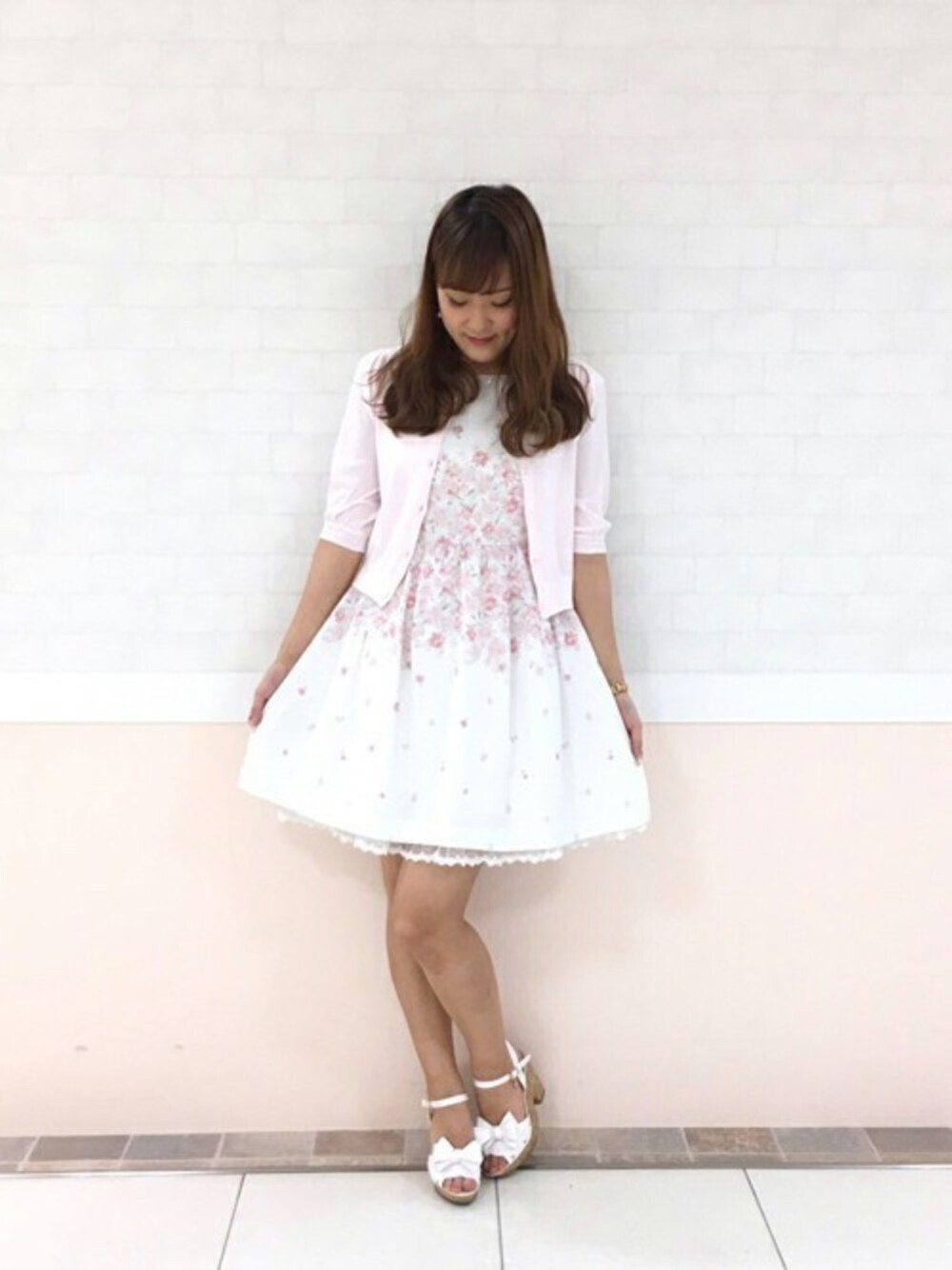 「ワンピース、夏、花柄、刺繍、リボン、ガーリー、フェミニン、パステルカラー、LODISPOTTO、Aラインワンピース」｜「LODISPOTTOのラブリーフルールニットカーディガン（カーディガン/ボレロ、ピンク系）」を使った、LODISPOTTO OFFICIALさん（レディース・165cm）の夏コーディネートの1枚目の写真
