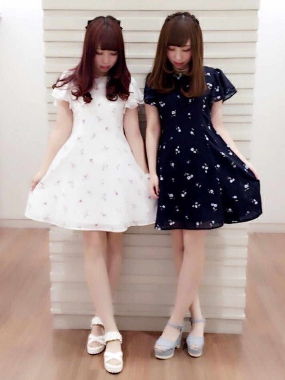 「ワンピース、夏、花柄、フリル、ガーリー、キレイめ、フェミニン、双子コーデ、LODISPOTTO、オトナ女子」｜「LODISPOTTOのフルーレットフリルワンピース（ワンピース、ホワイト系）」を使った、LODISPOTTO OFFICIALさん（レディース・160cm）の夏コーディネートの1枚目の写真