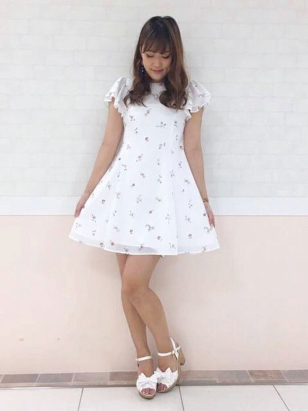 「ワンピース、夏、花柄、リボン、デート、お出かけコーデ、サンダル、LODISPOTTO、フリル袖、Aラインワンピース」｜「LODISPOTTOのフルーレットフリルワンピース（ワンピース、ホワイト系）」を使った、LODISPOTTO OFFICIALさん（レディース・165cm）の夏コーディネートの1枚目の写真