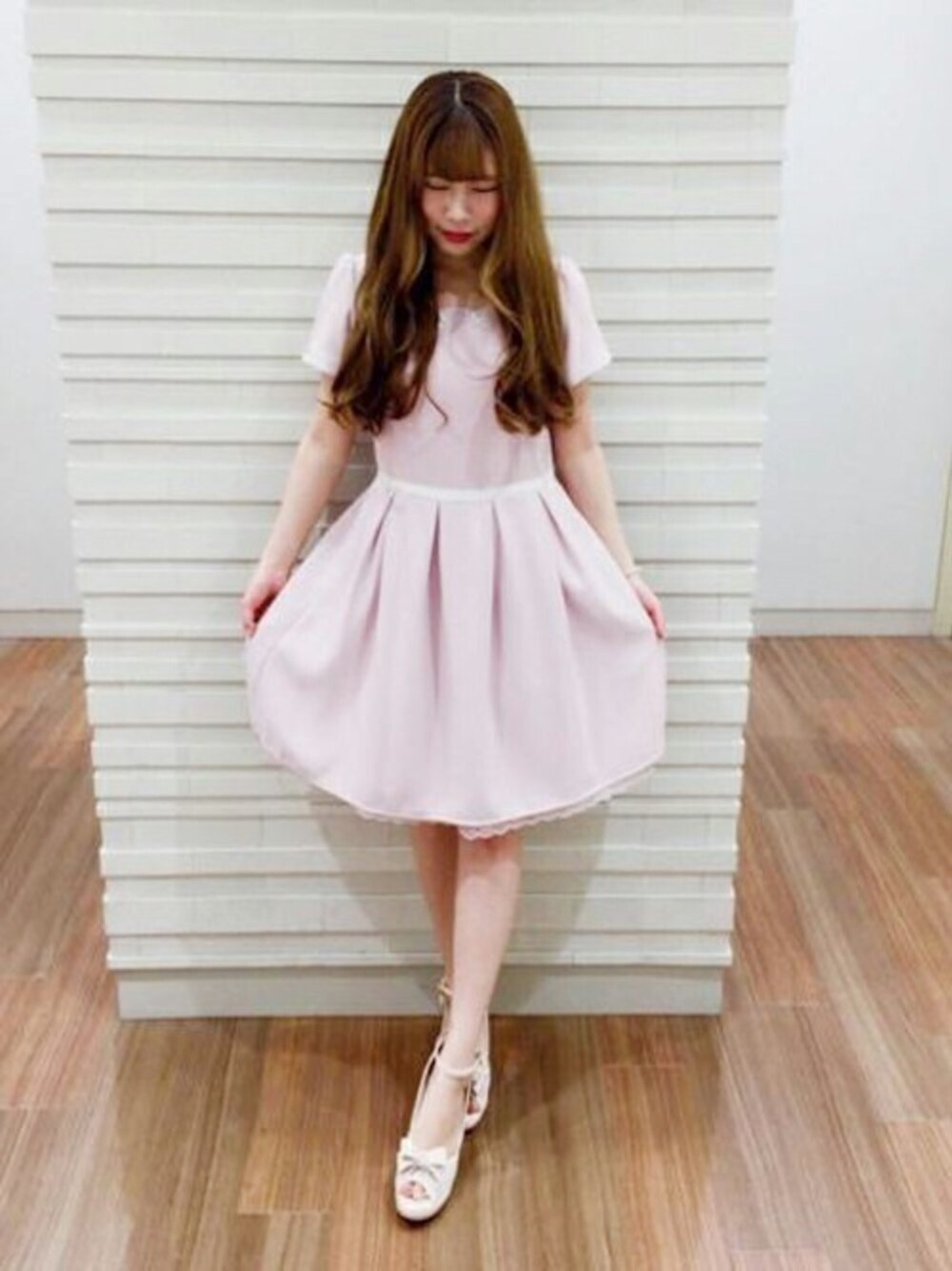 「ワンピース、ピンク、デート、お出かけコーデ、フェミニン、パステルカラー、上品、スカラップ、LODISPOTTO、大人かわいい」｜「LODISPOTTOのスカラップ上品ワンピース（ワンピース、ピンク系）」を使った、LODISPOTTO OFFICIALさん（レディース・153cm）の夏コーディネートの1枚目の写真
