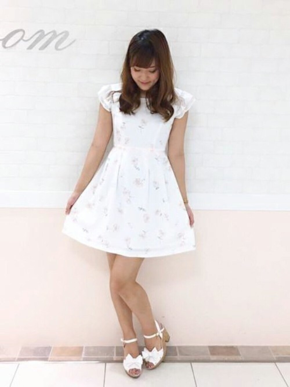 「ワンピース、花柄、リボン、フリル、デート、お出かけコーデ、フェミニン、上品、LODISPOTTO、大人ガーリー」｜「LODISPOTTOのフラワーワルツフリルワンピース（ワンピース、ピンク系）」を使った、LODISPOTTO OFFICIALさん（レディース・165cm）の夏コーディネートの1枚目の写真