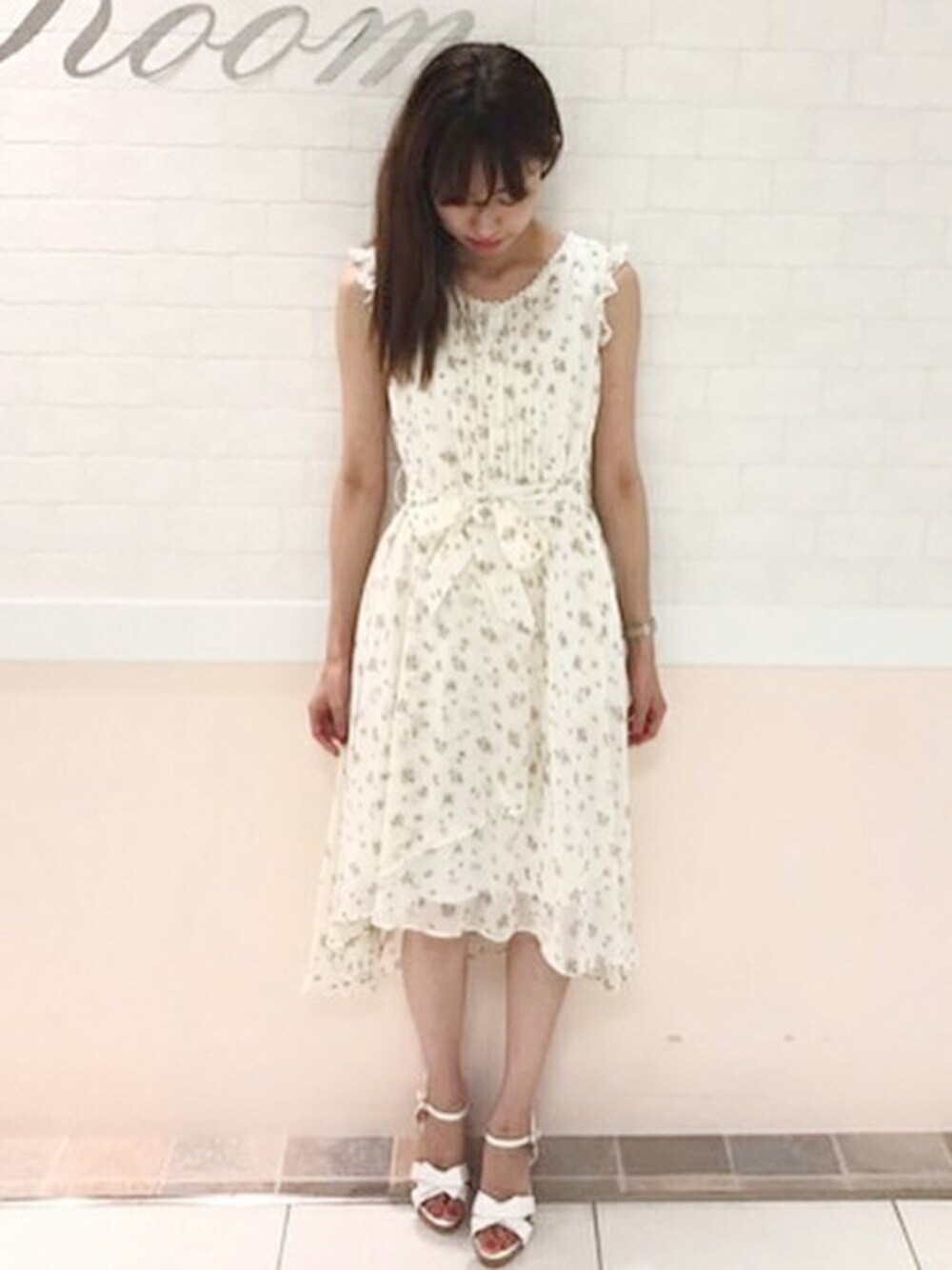 「ワンピース、花柄、リボン、フリル、レトロ、フェミニン、夏コーデ、LODISPOTTO、大人ガーリー、ミディ丈」｜「LODISPOTTOの小花柄レトロワンピース（ワンピース、ホワイト系）」を使った、LODISPOTTO OFFICIALさん（レディース・165cm）の夏コーディネートの1枚目の写真