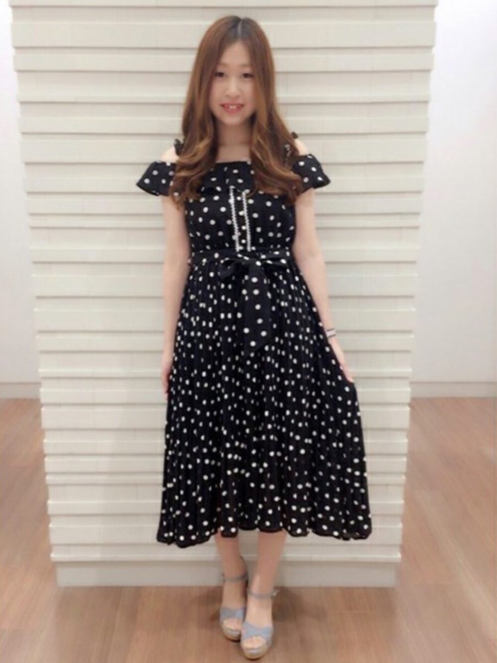 「ドット、リボン、フリル、おでかけ、フェミニン、オフショル、上品、ロングワンピース、LODISPOTTO、大人かわいい」｜「LODISPOTTOのプリーツフェミニンドットミディワンピース（ワンピース、ブラック系）」を使った、LODISPOTTO OFFICIALさん（レディース・160cm）の夏コーディネートの1枚目の写真