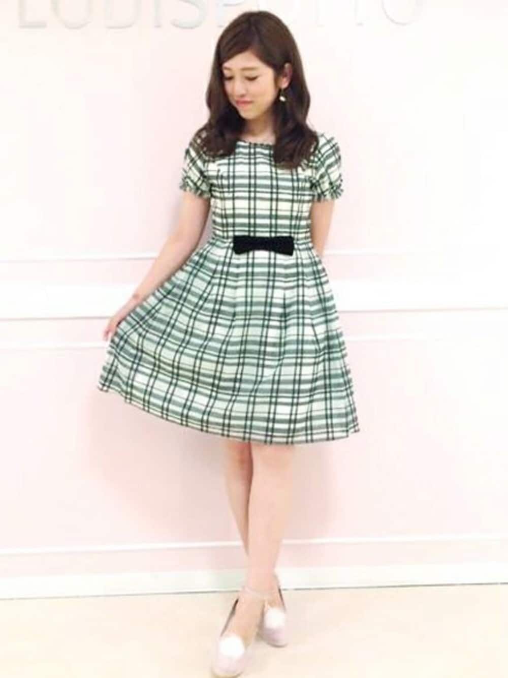 「チェック、ワンピース、リボン、デート、ガーリー、お出かけコーデ、秋、LODISPOTTO、モテ服、大人かわいい」｜「LODISPOTTOのクラシカルシアーチェックルルワンピース（ワンピース、ホワイト系）」を使った、LODISPOTTO OFFICIALさん（レディース・157cm）の夏コーディネートの1枚目の写真