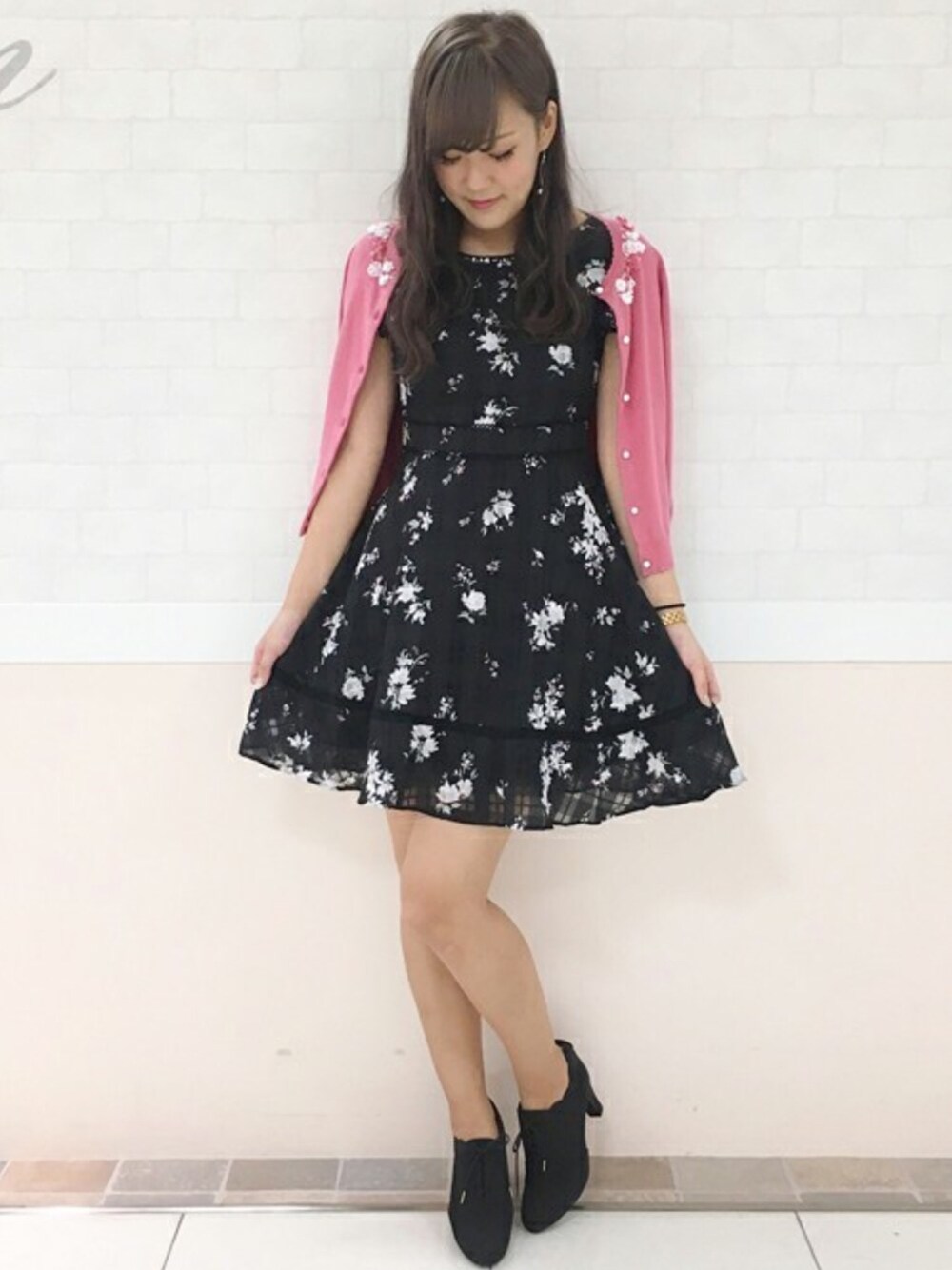 「ピンク、デート、フェミニン、上品、花柄ワンピース、秋、LODISPOTTO、大人かわいい、カーディガン肩かけ、シアーチェック」｜「LODISPOTTOのマリーフルールシアーチェックワンピース（ワンピース、ブラック系）」を使った、LODISPOTTO OFFICIALさん（レディース・165cm）の夏コーディネートの1枚目の写真