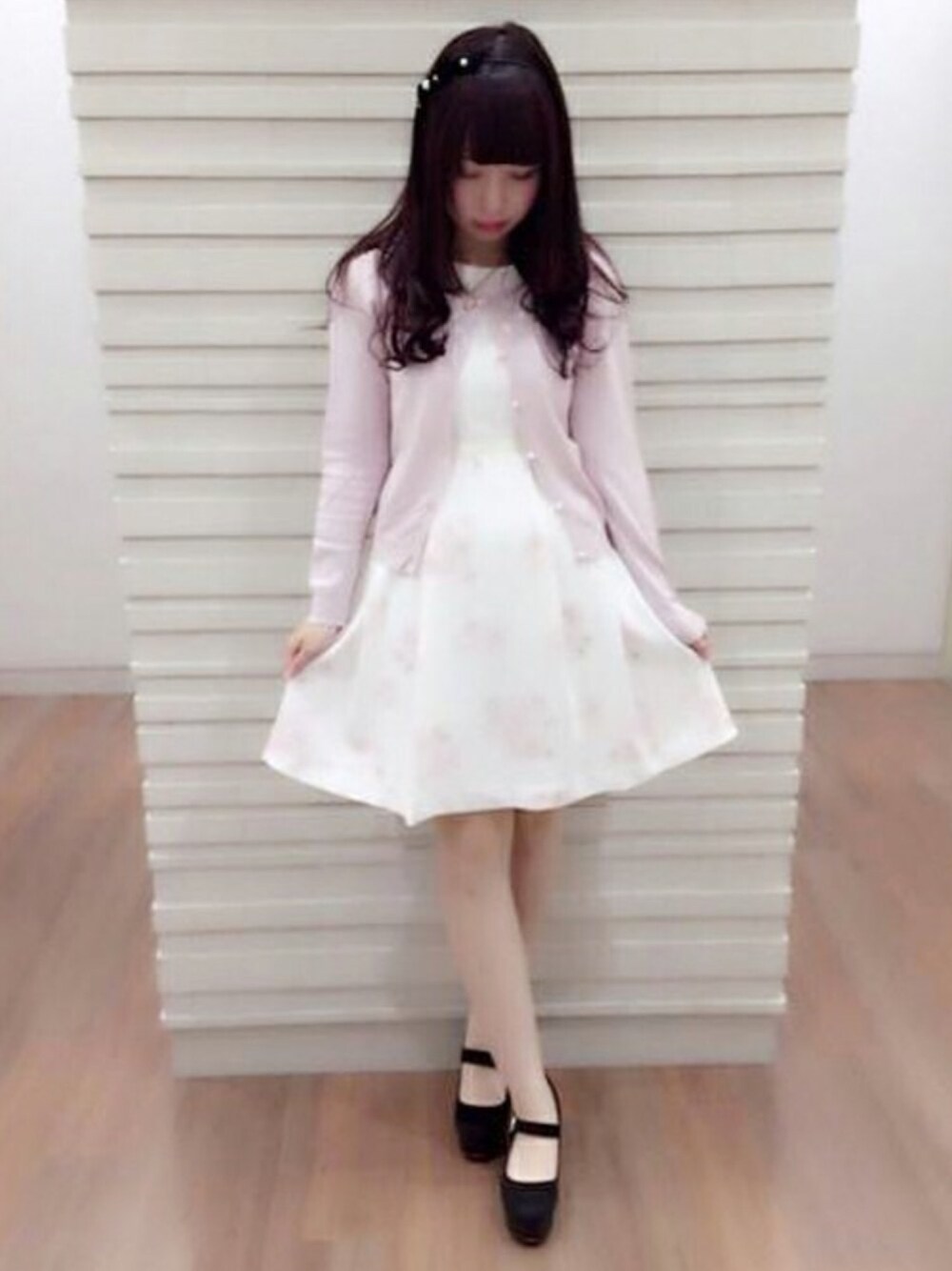 「ピンク、デート、フェミニン、パステルカラー、上品、花柄ワンピース、sweet、大花柄、LODISPOTTO、大人かわいい」｜「LODISPOTTOの愛されローズワンピース（ワンピース、ホワイト系）」を使った、LODISPOTTO OFFICIALさん（レディース・160cm）の秋コーディネートの1枚目の写真