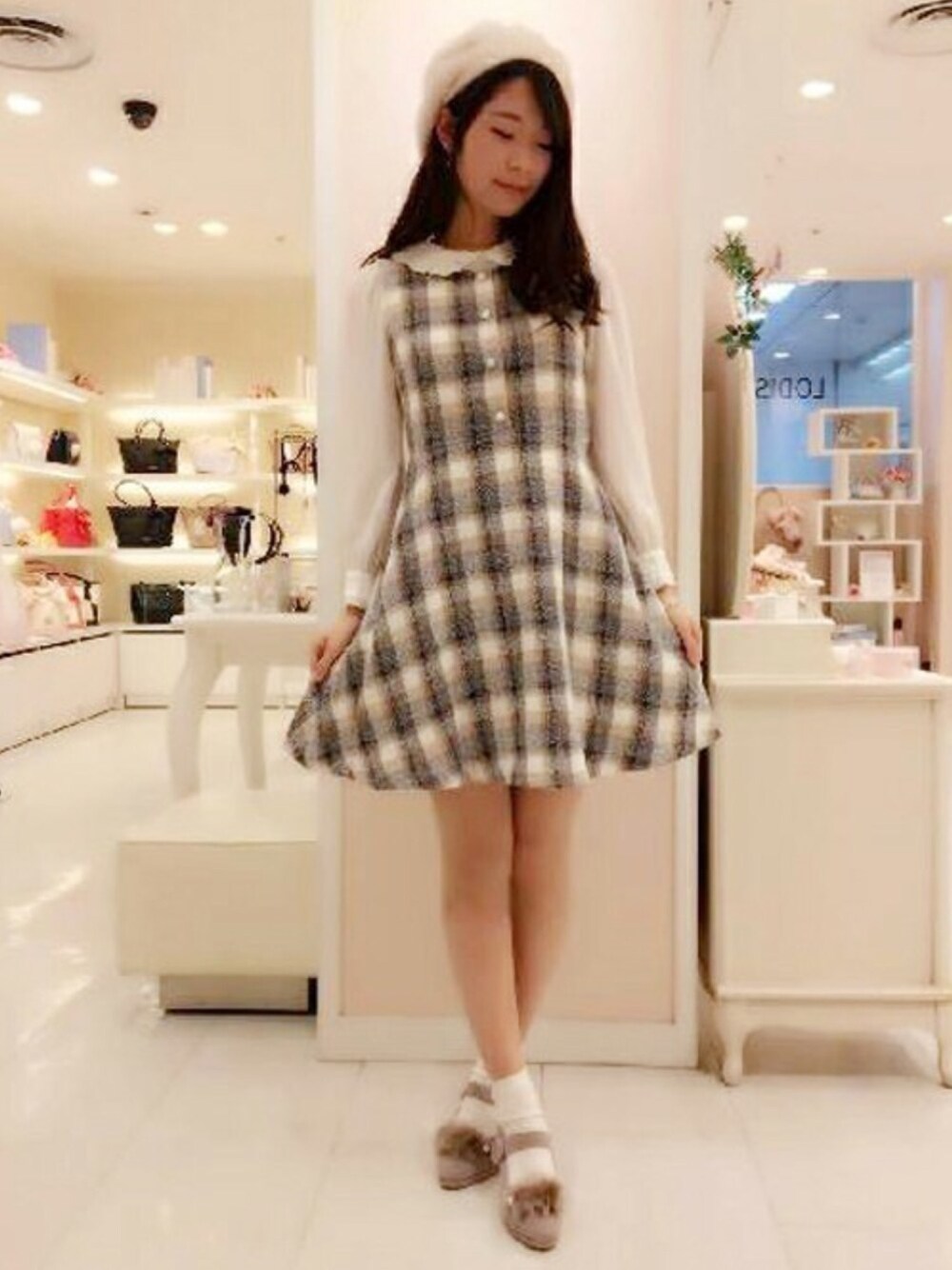 「チェック、ベレー帽、デート、ガーリー、ジャンパースカート、レトロ、おでかけ、LODISPOTTO、大人かわいい、秋冬」｜「LODISPOTTOのプリンセスフラットカラーブラウス（シャツ/ブラウス、ホワイト系）」を使った、LODISPOTTO OFFICIALさん（レディース・165cm）の秋コーディネートの1枚目の写真