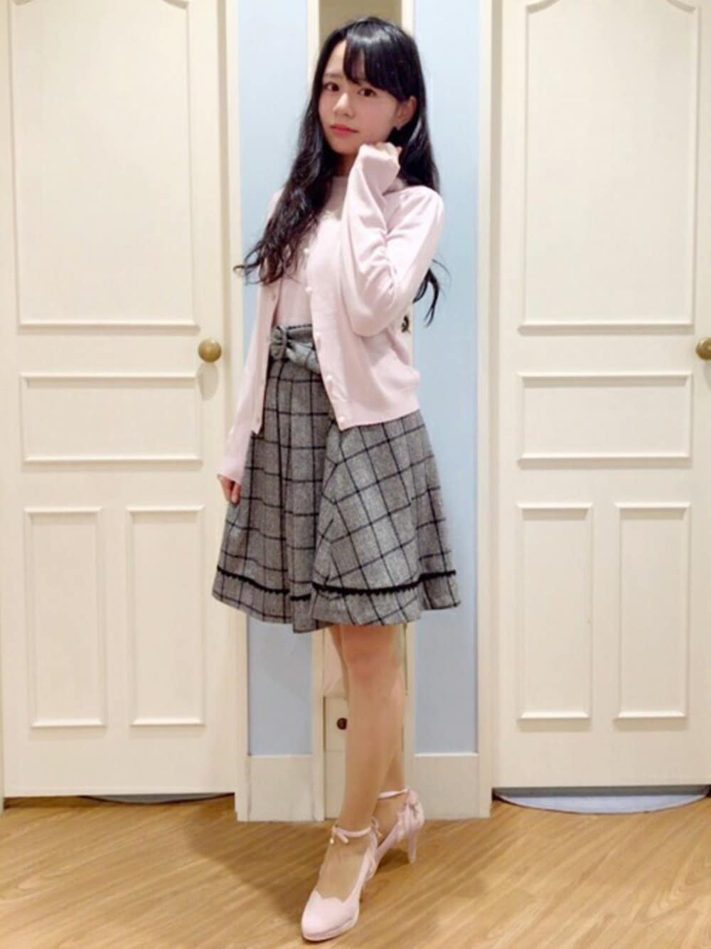 「デート、ガーリー、チェックスカート、フェミニン、上品、秋、LODISPOTTO、ピンク×グレー、お嬢様風、ロディスポット(LODISPOTTO)」｜「LODISPOTTOのウィンターハイネックアンサンブル（アンサンブル、ピンク系）」を使った、LODISPOTTO OFFICIALさん（レディース・155cm）の秋コーディネートの1枚目の写真