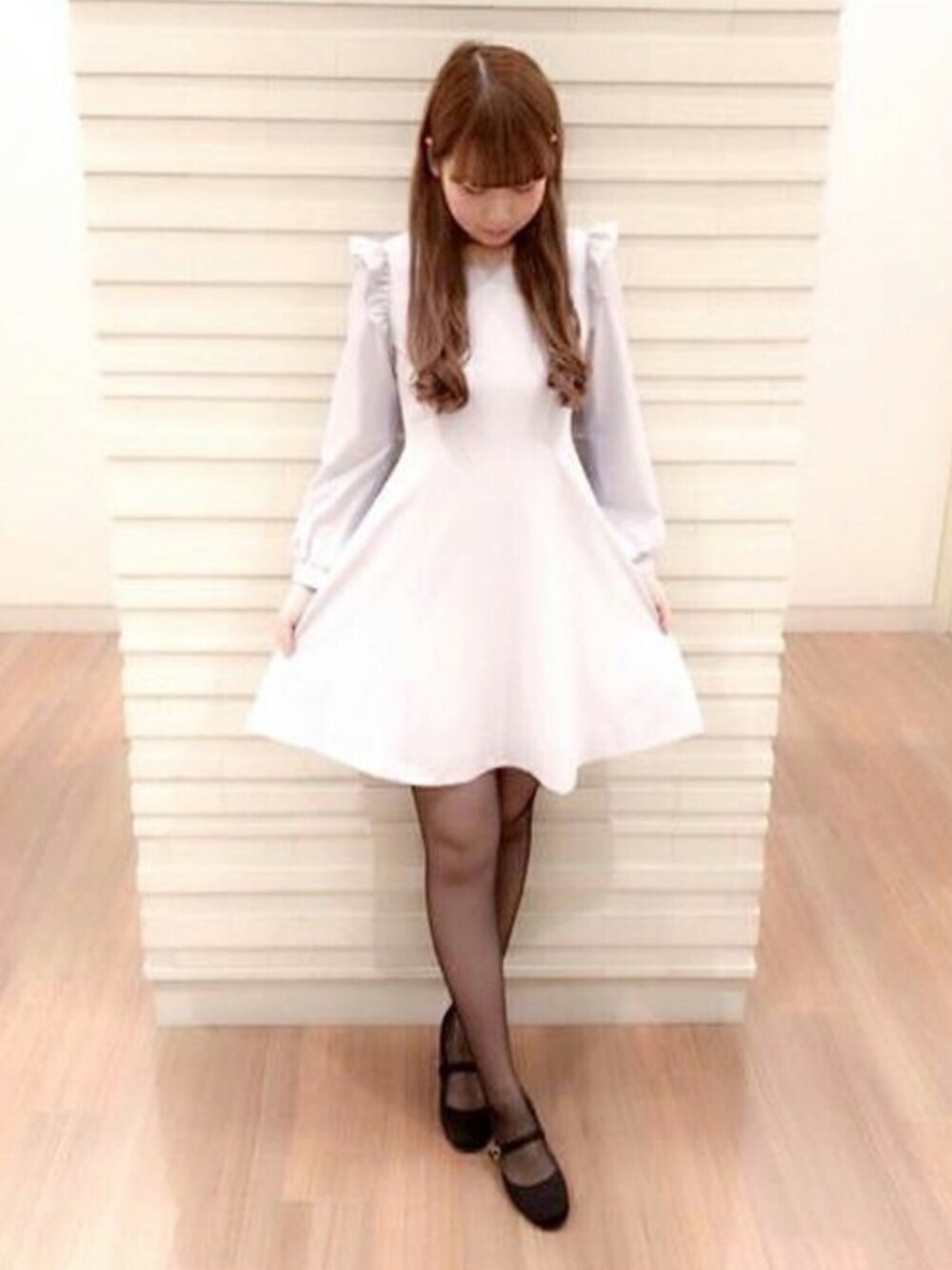「ワンピース、ビジュー、フリル、フェミニン、パステルカラー、上品、LODISPOTTO、エンジェル、ロディスポット(LODISPOTTO)、Aラインワンピース」｜「LODISPOTTOのエンジェルフリルサックワンピース（ワンピース、ブルー系）」を使った、LODISPOTTO OFFICIALさん（レディース・165cm）の秋コーディネートの1枚目の写真