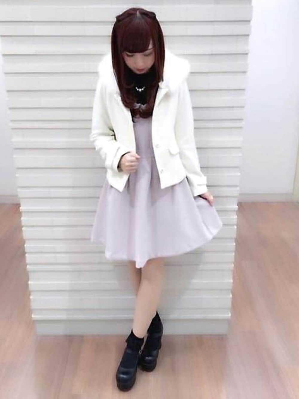 「ガーリー、２ＷＡＹ、ショートコート、上品、白コート、LODISPOTTO、キャミワンピ、大人かわいい、ロディスポット(LODISPOTTO)、ウィンターパステル」｜「LODISPOTTOのラフィネ2wayフードショートコート（その他アウター、ホワイト系）」を使った、LODISPOTTO OFFICIALさん（レディース・160cm）の秋コーディネートの1枚目の写真