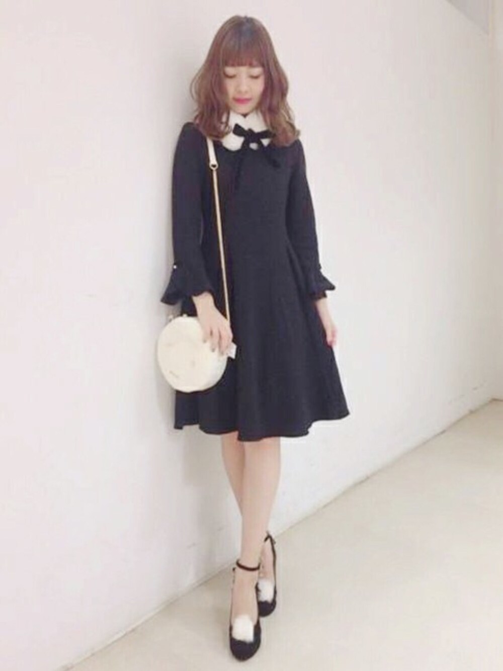 「ファー、ワンピース、ティペット、モノトーン、レトロ、上品、LODISPOTTO、大人ガーリー、フレアワンピース、ロディスポット(LODISPOTTO)」｜「LODISPOTTOのファーティペットレトロワンピース（ワンピース、ブラック系）」を使った、LODISPOTTO OFFICIALさん（レディース・155cm）の秋コーディネートの1枚目の写真