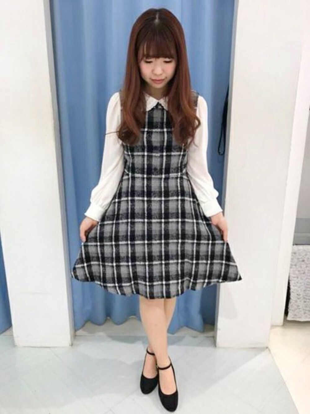 「チェック、ガーリー、ジャンパースカート、丸襟、レトロ、おでかけ、上品、LODISPOTTO、大人かわいい、ロディスポット(LODISPOTTO)」｜「LODISPOTTOのプリンセスフラットカラーブラウス（シャツ/ブラウス、ホワイト系）」を使った、LODISPOTTO OFFICIALさん（レディース・155cm）の秋コーディネートの1枚目の写真
