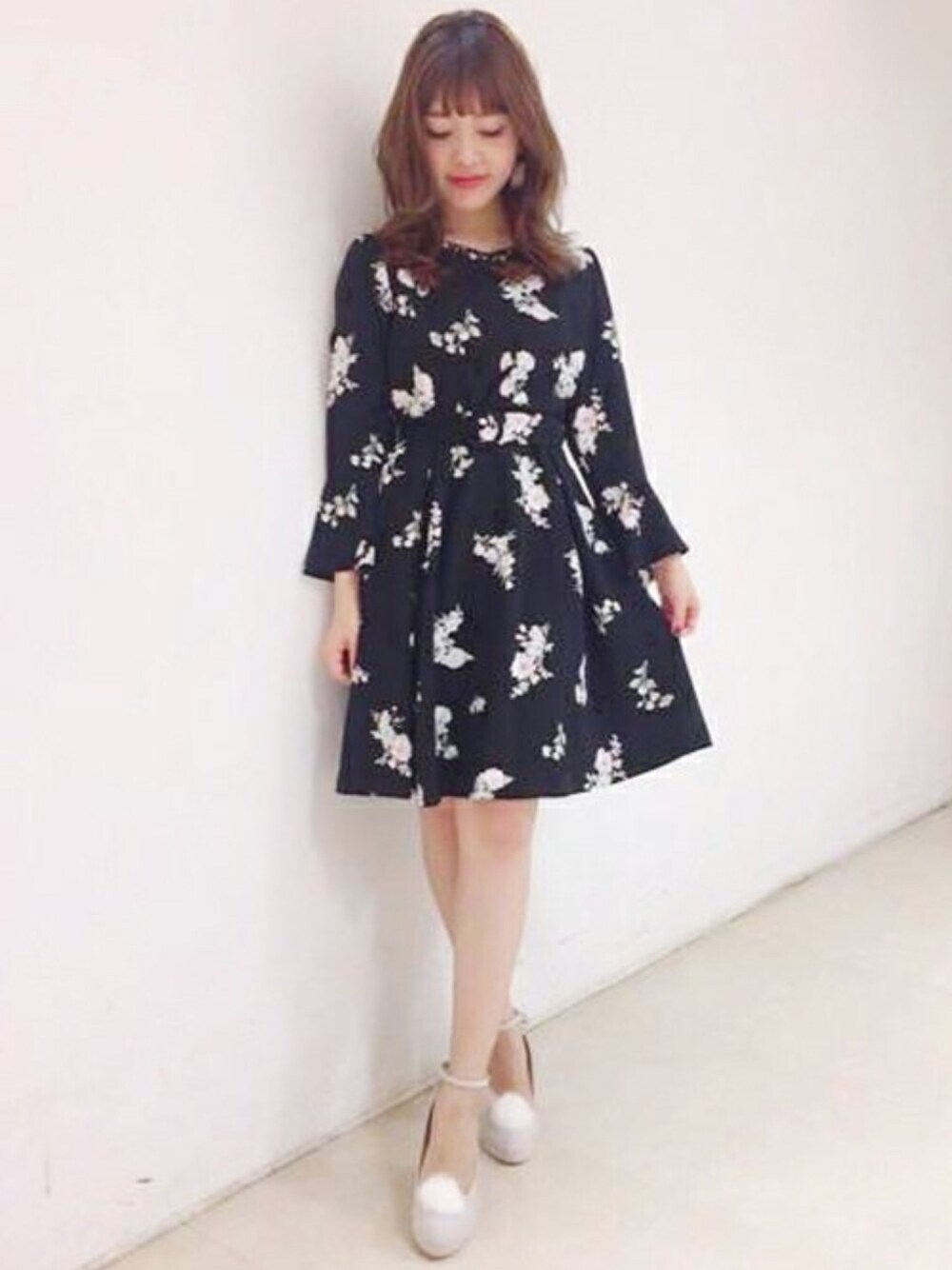 「花柄、ビジュー、フェミニン、上品、花柄ワンピース、オリジナルプリント、LODISPOTTO、大人かわいい、フレアスリーブ、ロディスポット(LODISPOTTO)」｜「LODISPOTTOのスウィートマリーフラワーボーテワンピース＜LODI flower collection＞（ワンピース、ブラック系）」を使った、LODISPOTTO OFFICIALさん（レディース・155cm）の冬コーディネートの1枚目の写真