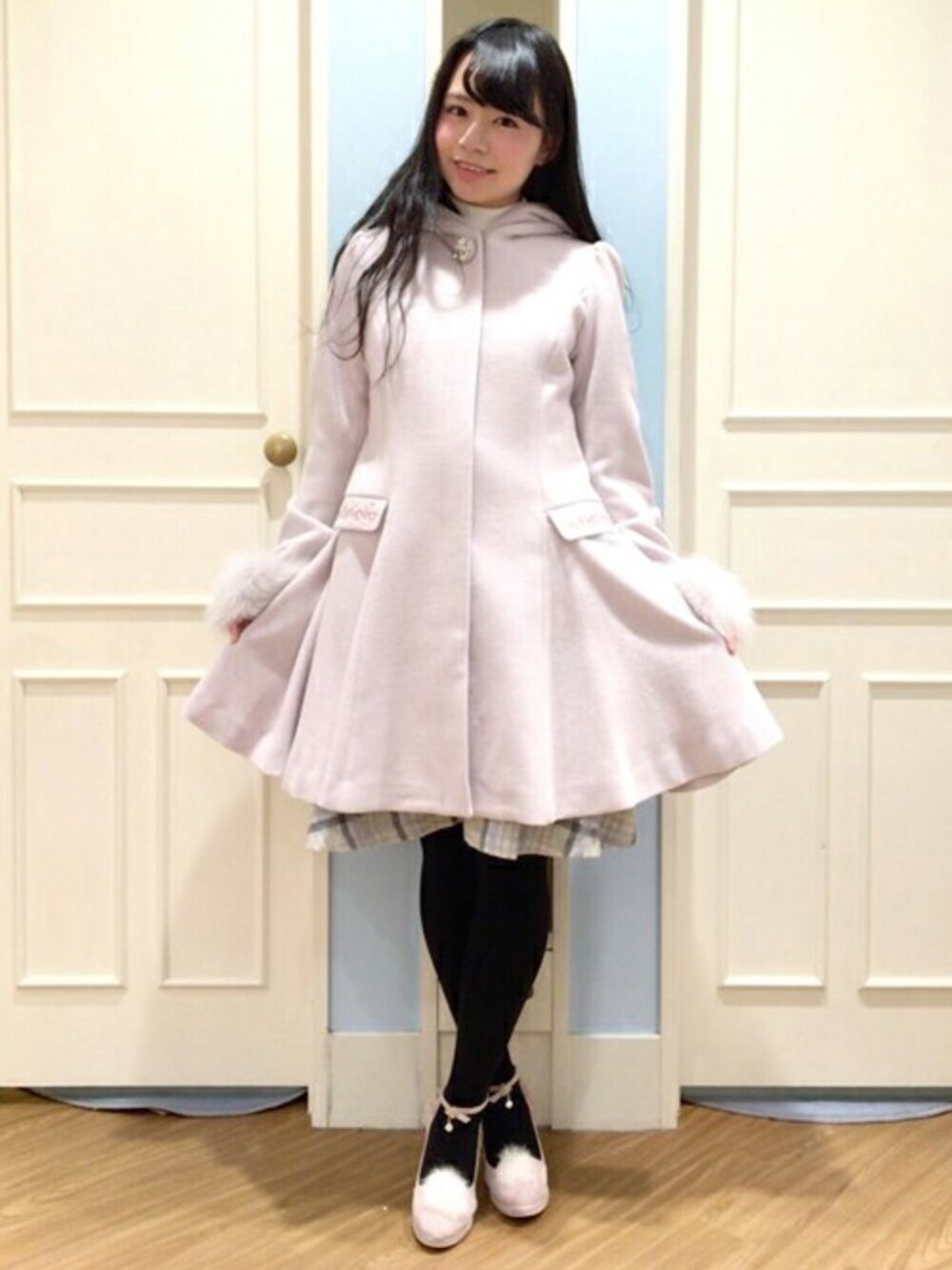 「コート、シンプル、刺繍、フェミニン、上品、LODISPOTTO、大人かわいい、ロディスポット(LODISPOTTO)、美シルエット、袖ファー」｜「LODISPOTTOのフルール刺繍プリンセスコート（ステンカラーコート、パープル系）」を使った、LODISPOTTO OFFICIALさん（レディース・155cm）の冬コーディネートの1枚目の写真