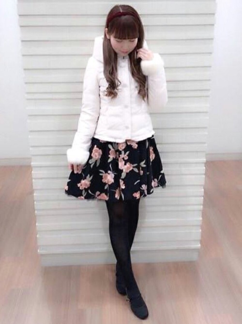 「ダウンコート、ショートコート、フェミニン、ショートダウン、花柄スカート、カジュアルガーリー、LODISPOTTO、大人かわいい、ロディスポット(LODISPOTTO)、袖ファー」｜「LODISPOTTOのビック襟袖ファーダウン（ダウンジャケット/コート、ピンク系）」を使った、LODISPOTTO OFFICIALさん（レディース・165cm）の冬コーディネートの1枚目の写真