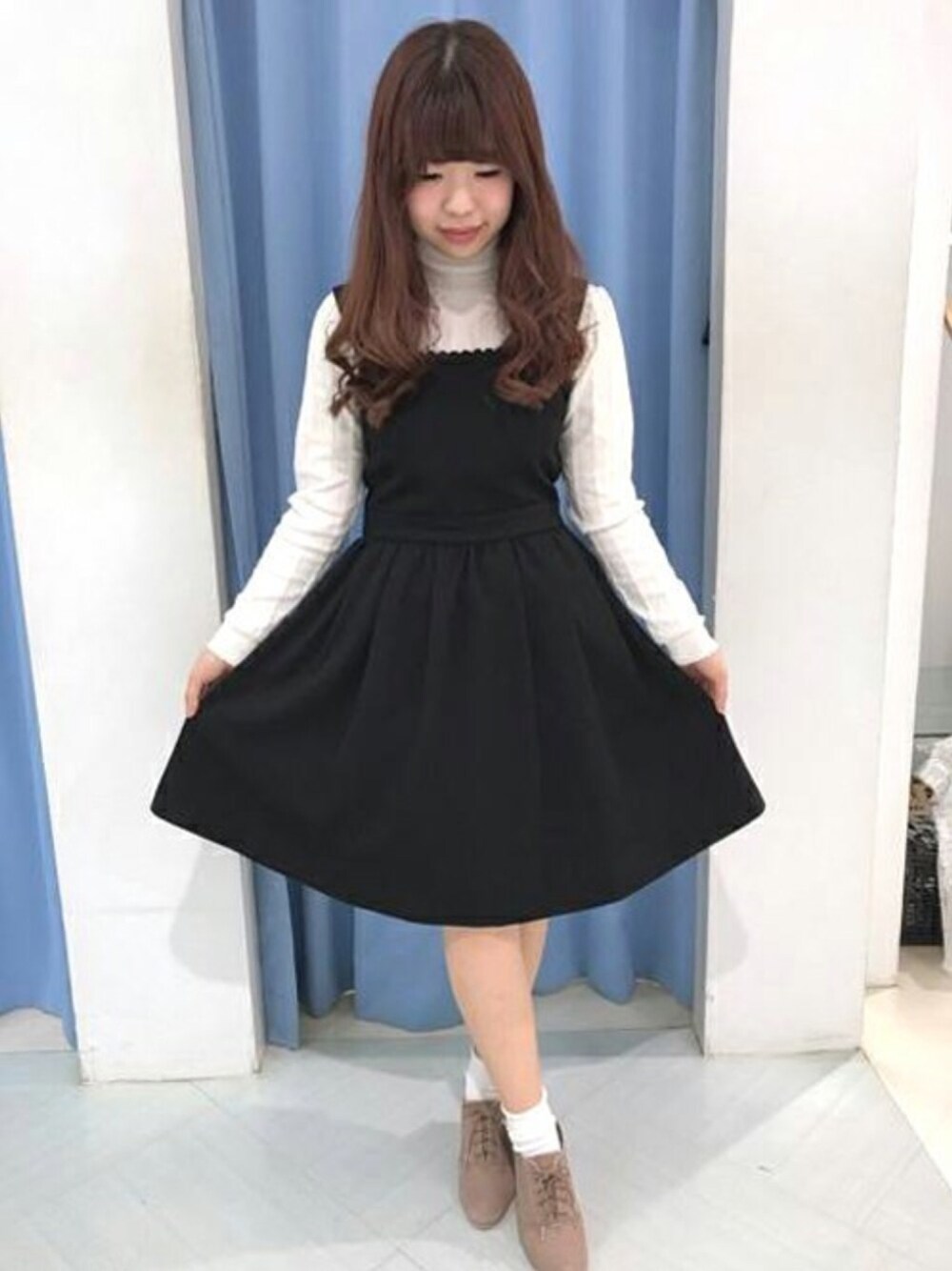 「シンプル、モノトーン、タートルネック、ジャンパースカート、白ニット、フェミニン、上品、LODISPOTTO、大人かわいい、ロディスポット(LODISPOTTO)」｜「LODISPOTTOのネックレス風装飾タートルニット（ニット/セーター、ホワイト系）」を使った、LODISPOTTO OFFICIALさん（レディース・155cm）の冬コーディネートの1枚目の写真