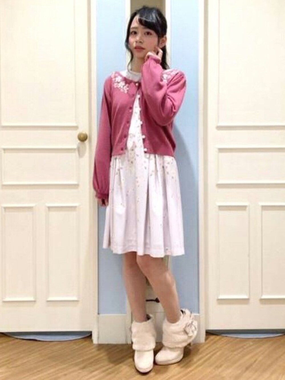 「ラベンダー、フェミニン、上品、花柄ワンピース、スカラップ、sweet、LODISPOTTO、清楚系、ロディスポット(LODISPOTTO)、ラベンダー×ピンク」｜「LODISPOTTOのｽｶﾗｯﾌﾟﾗﾌﾞﾌﾙｰﾙﾆｯﾄｶｰﾃﾞｨｶﾞﾝ（カーディガン/ボレロ、ピンク系）」を使った、LODISPOTTO OFFICIALさん（レディース・155cm）の冬コーディネートの1枚目の写真