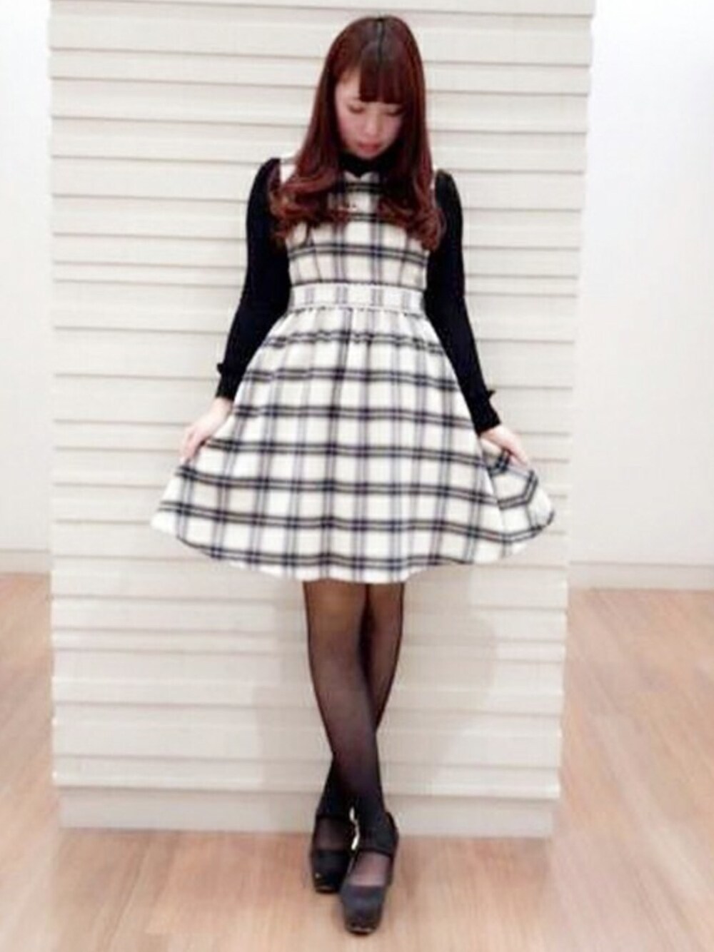 「チェック、モノトーン、ジャンパースカート、フィットアンドフレア、上品、スカラップ、LODISPOTTO、大人ガーリー、大人かわいい、ロディスポット(LODISPOTTO)」｜「mille fille closet by LODISPOTTOのファンシーリボンファーティペットカーディガン/mille fille closet by LODISPOTTO[ミルフィーユクローゼット]（カーディガン/ボレロ、ブラック系）」を使った、LODISPOTTO OFFICIALさん（レディース・160cm）の冬コーディネートの1枚目の写真