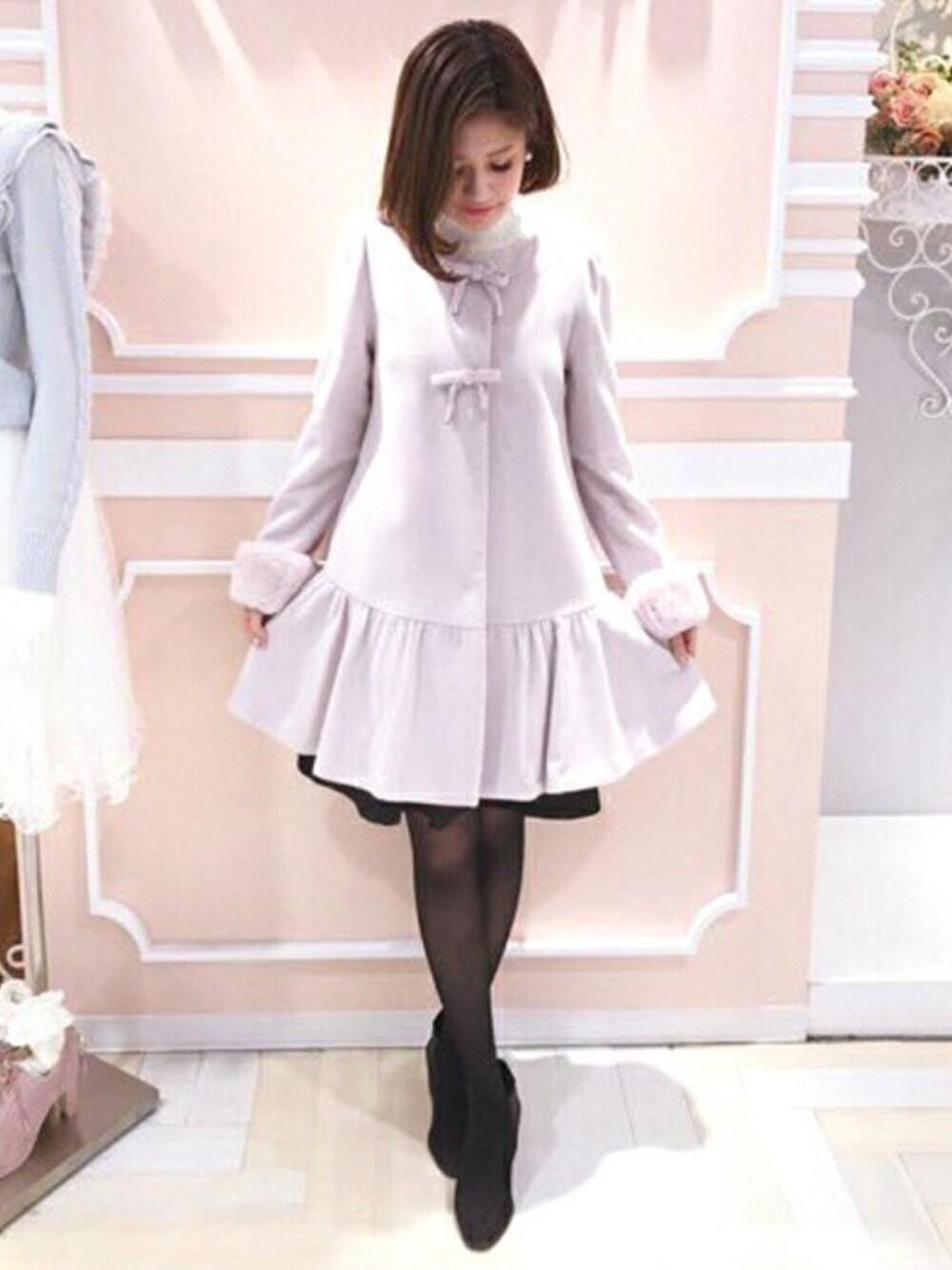 「リボン、ぺプラム、ノーカラーコート、ラベンダー、フェミニン、上品、ﾜﾝﾋﾟｰｽ風、LODISPOTTO、大人ガーリー、ロディスポット(LODISPOTTO)」｜「LODISPOTTOのdreaminﾘﾎﾞﾝﾉｰｶﾗｰｺｰﾄ（ステンカラーコート、パープル系）」を使った、LODISPOTTO OFFICIALさん（レディース・157cm）の冬コーディネートの1枚目の写真
