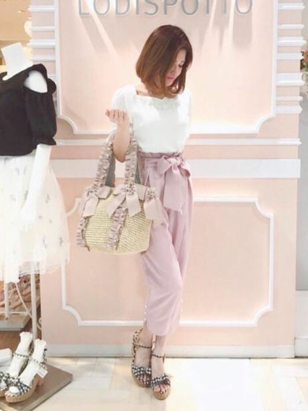 「ブラウス、ホワイト、ピンク、リボン、フリル、ガーリー、クロップドパンツ、パンツスタイル、LODISPOTTO、ロディスポット(LODISPOTTO)」｜「LODISPOTTOのリュバンスリットレディーブラウス（シャツ/ブラウス、ホワイト系）」を使った、LODISPOTTO OFFICIALさん（レディース・159cm）の春コーディネートの1枚目の写真