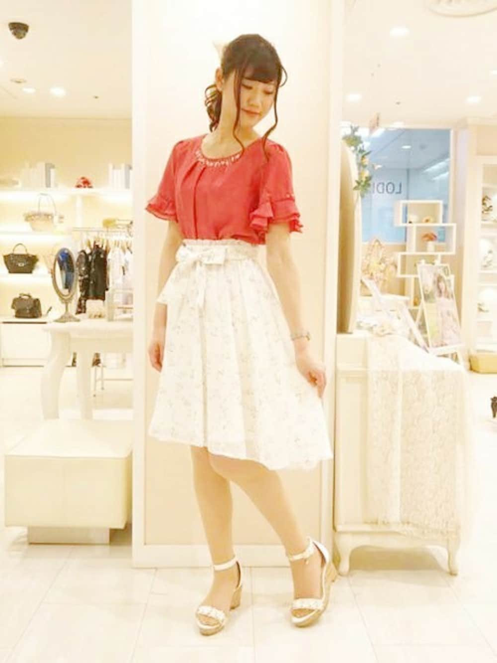 「ブラウス、フラワー、ピンク、ビジュー、ガーリー、フリルトップス、LODISPOTTO、ロディスポット(LODISPOTTO)、フィッシュテールスカート、ボリューム袖」｜「LODISPOTTOのｱｲｽﾎﾞｲﾙﾌﾚｱﾌﾞﾗｳｽ（シャツ/ブラウス、ピンク系）」を使った、LODISPOTTO OFFICIALさん（レディース・165cm）の夏コーディネートの1枚目の写真
