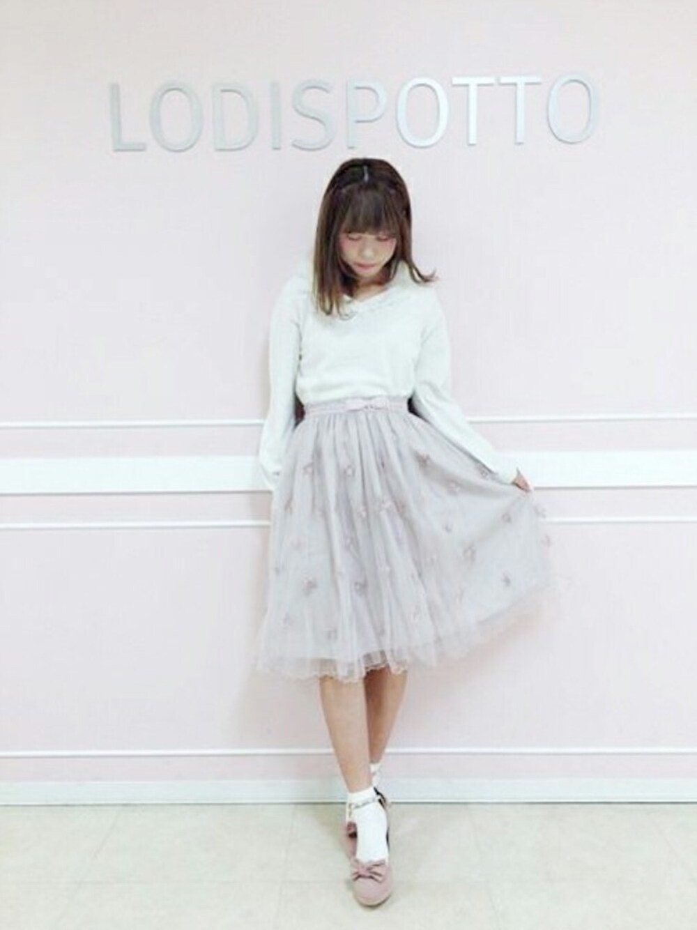 「チュールスカート、フェミニン、花柄スカート、LODISPOTTO、ミモレ丈スカート、ロディスポット(LODISPOTTO)、チュールスカート #ミモレ丈、ファーニット、おんなのこコーデ」｜「LODISPOTTOのフラッフィーストラップルルニット（ニット/セーター、ホワイト系）」を使った、LODISPOTTO OFFICIALさん（レディース・159cm）の秋コーディネートの1枚目の写真