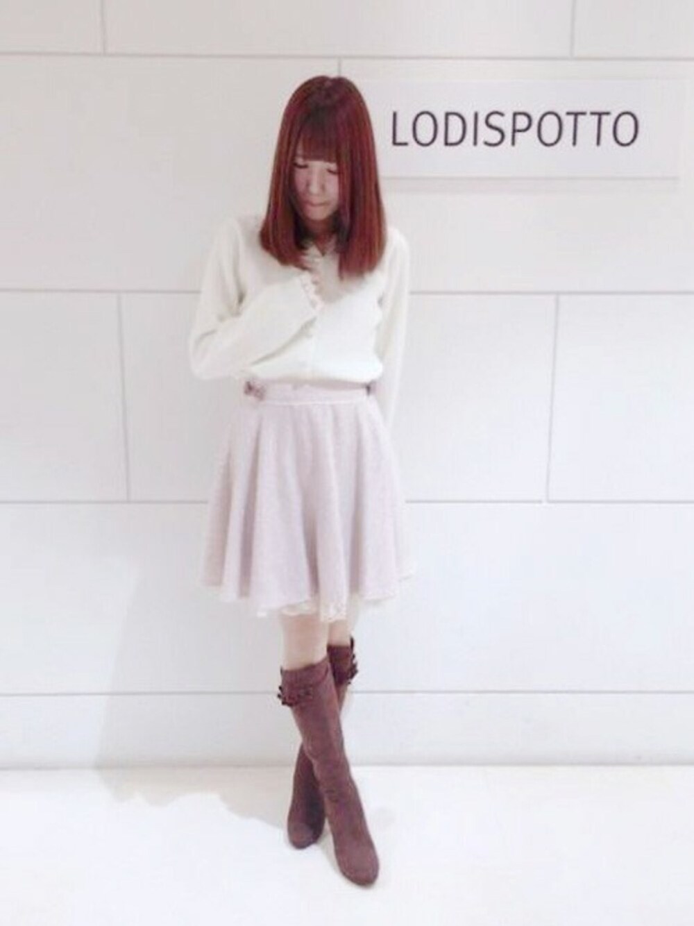 「カーディガン、ロングブーツ、LODISPOTTO、ガーリーコーデ、ロディスポット(LODISPOTTO)、おんなのこコーデ」｜「LODISPOTTOのきらふわＶネックカーディガン（カーディガン/ボレロ、ホワイト系）」を使った、LODISPOTTO OFFICIALさん（レディース・156cm）の秋コーディネートの1枚目の写真