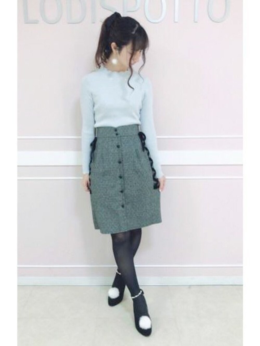 「タイトスカート、トップスイン、ドット柄、ハイネックニット、スカラップ、LODISPOTTO、甘め、ロディスポット(LODISPOTTO)」｜「LODISPOTTOのスカラップハイネックリブニット（ニット/セーター、ブルー系）」を使った、LODISPOTTO OFFICIALさん（レディース・166cm）の秋コーディネートの1枚目の写真