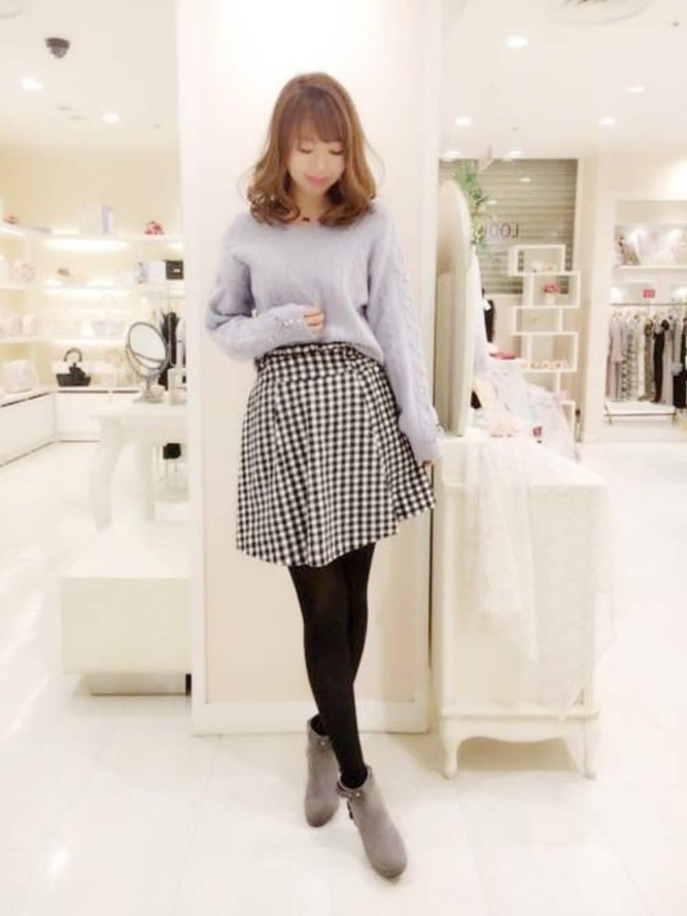 「ブーティ、Vネックニット、キュロット、LODISPOTTO、ゆるかわ、ラップ風、ロディスポット(LODISPOTTO)」｜「LODISPOTTOのピュアケーブルVネックニット（ニット/セーター、ブルー系）」を使った、LODISPOTTO OFFICIALさん（レディース・162cm）の冬コーディネートの1枚目の写真