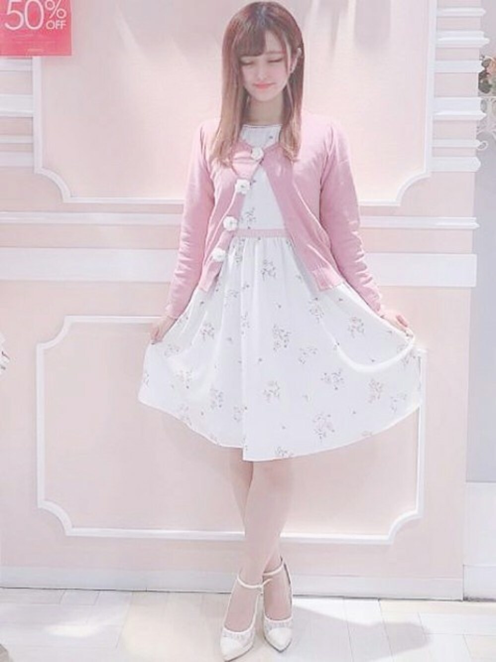 「カーディガン、可愛い、春コーデ、花柄ワンピース、女の子コーデ、LODISPOTTO、ロディスポット(LODISPOTTO)」｜「LODISPOTTOのるんるんフラワーカーディガン（カーディガン/ボレロ、ピンク系）」を使った、LODISPOTTO OFFICIALさん（レディース・156cm）の冬コーディネートの1枚目の写真