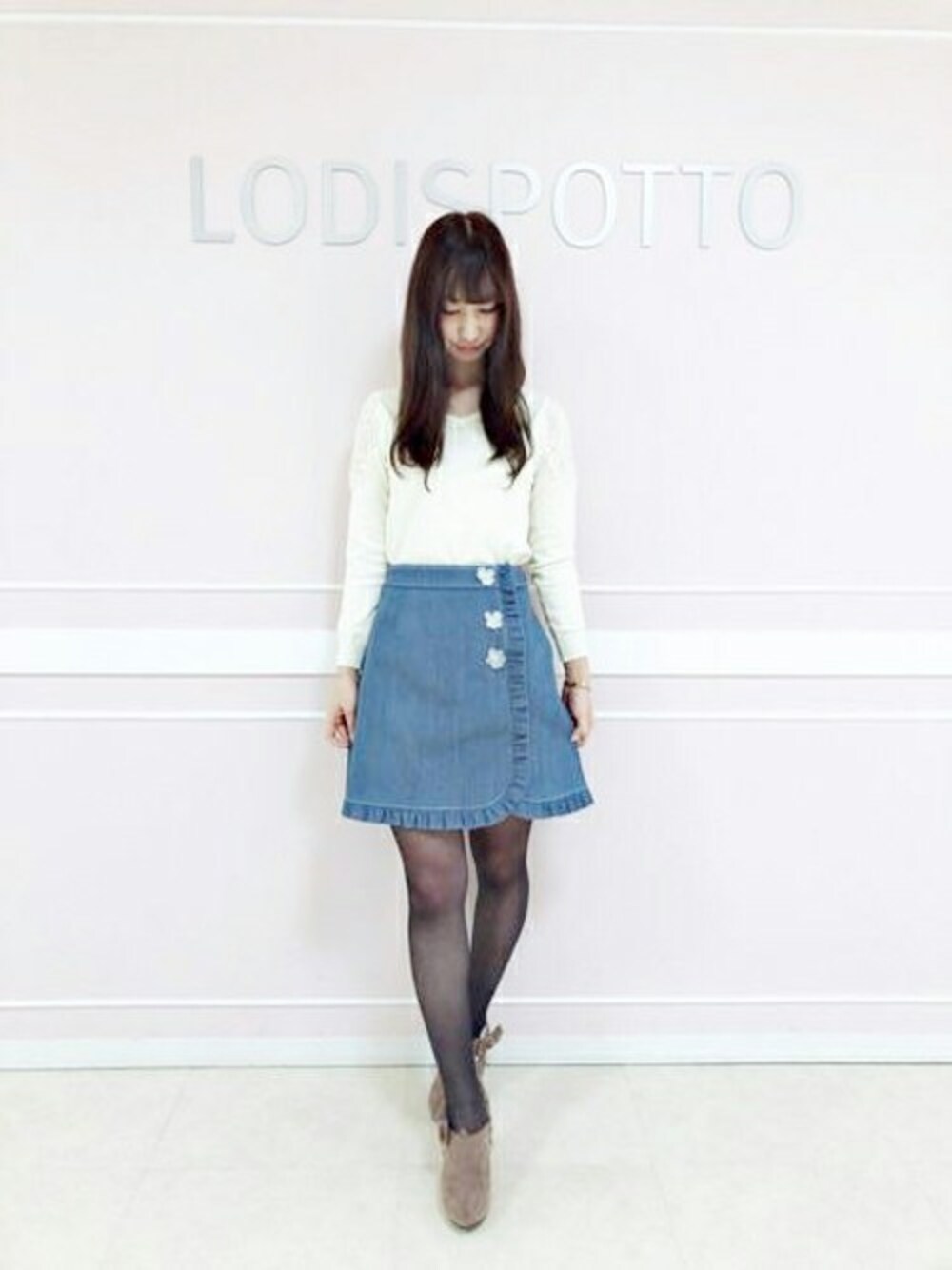 「ミニスカート、デニムスカート、Vネックニット、フリルスカート、LODISPOTTO、ガーリーコーデ、ロディスポット(LODISPOTTO)」｜「LODISPOTTOのフェミニンレーシーＶネックニット（ニット/セーター、ホワイト系）」を使った、LODISPOTTO OFFICIALさん（レディース・166cm）の冬コーディネートの1枚目の写真