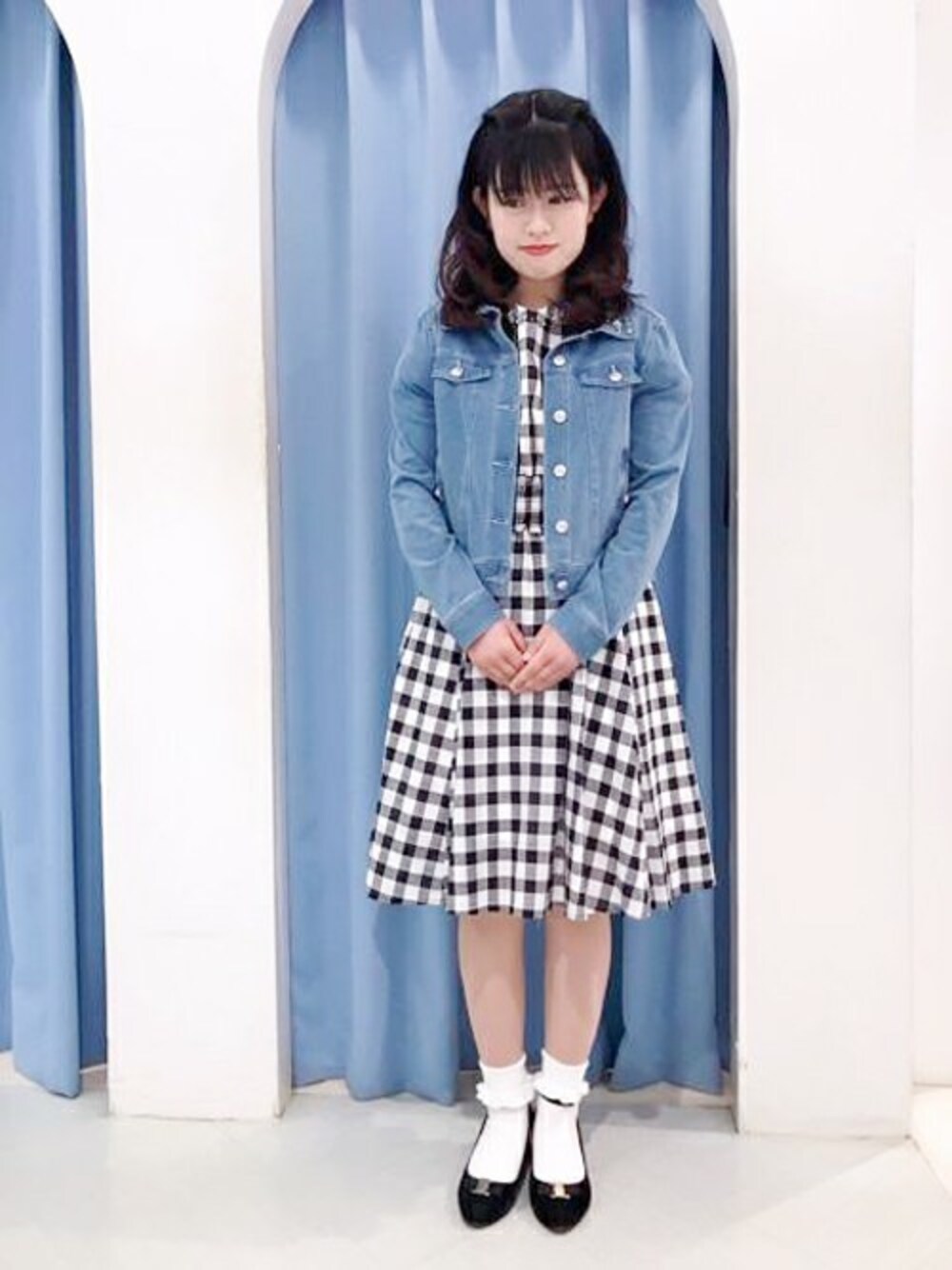 「Gジャン、バックリボン、チェックワンピース、LODISPOTTO、清楚系、ロディスポット(LODISPOTTO)」｜「LODISPOTTOのキラリンバックリボンGジャン（デニムジャケット、ブルー系）」を使った、LODISPOTTO OFFICIALさん（レディース・162cm）の冬コーディネートの1枚目の写真