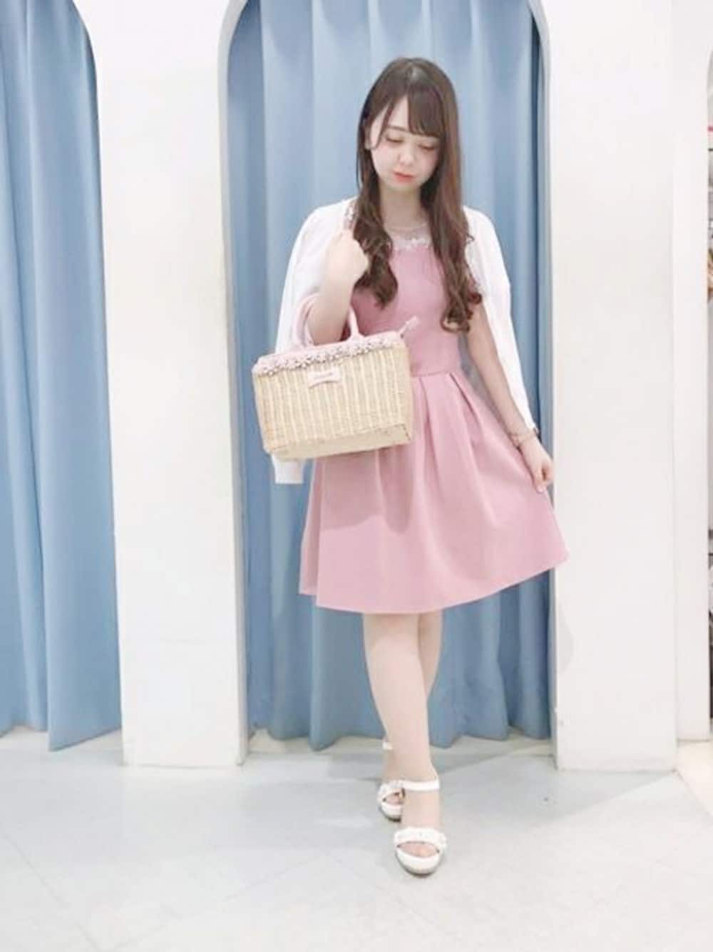 「カーディガン、ワンピース、LODISPOTTO、ＵＶカット、ロディスポット(LODISPOTTO)」｜「LODISPOTTOのUVカットカラーカーディガン（カーディガン/ボレロ、ホワイト系）」を使った、LODISPOTTO OFFICIALさん（レディース・153cm）の夏コーディネートの1枚目の写真