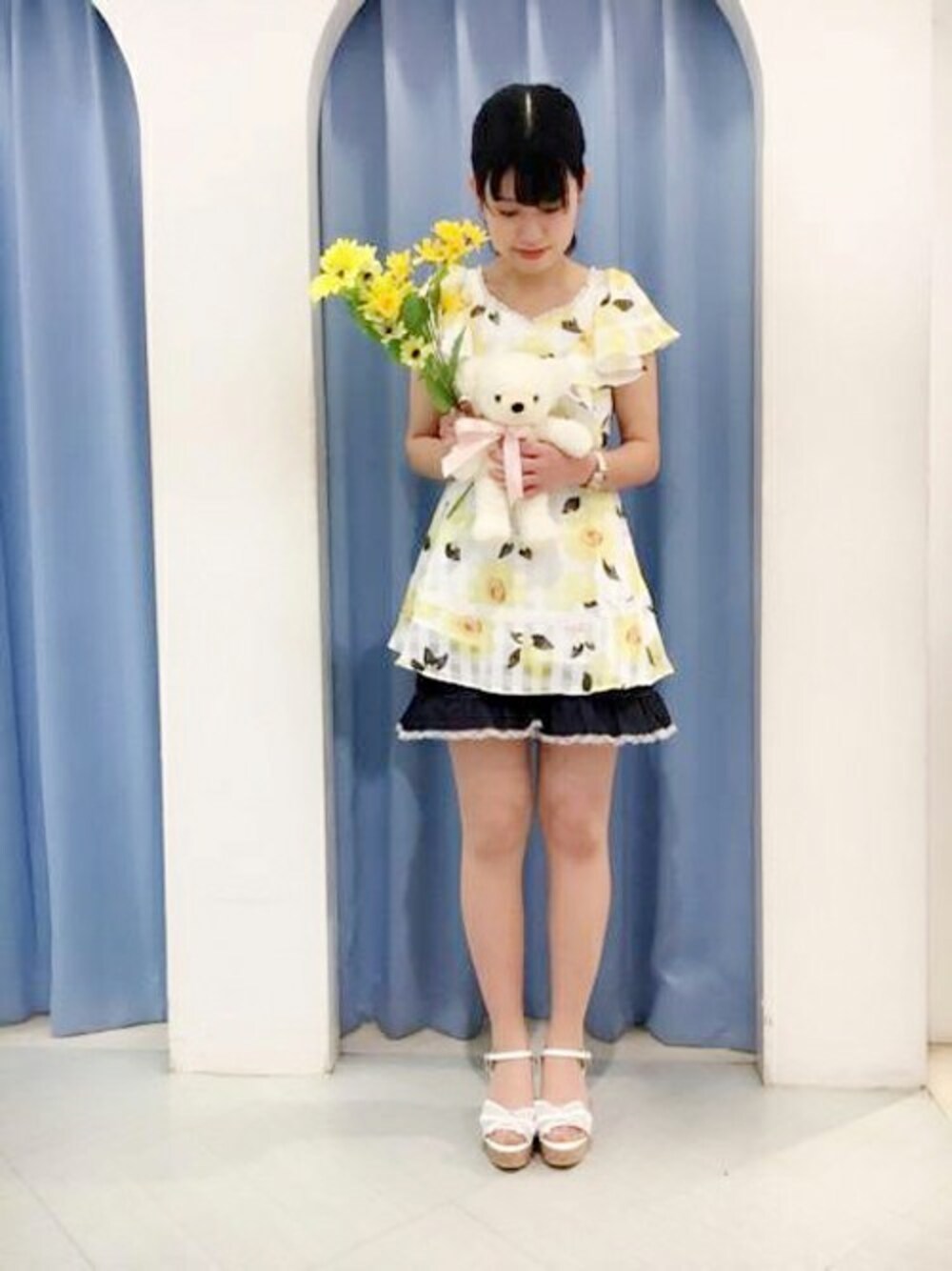 「ショートパンツ、フリル、チュニック、夏コーデ、LODISPOTTO、レモン柄、ひまわり柄、ロディスポット(LODISPOTTO)」｜「mille fille closet by LODISPOTTOのフローラルHoneyレモンチュニック / mille fille closet[ミルフィーユクローゼット]（チュニック、ホワイト系）」を使った、LODISPOTTO OFFICIALさん（レディース・162cm）の夏コーディネートの1枚目の写真