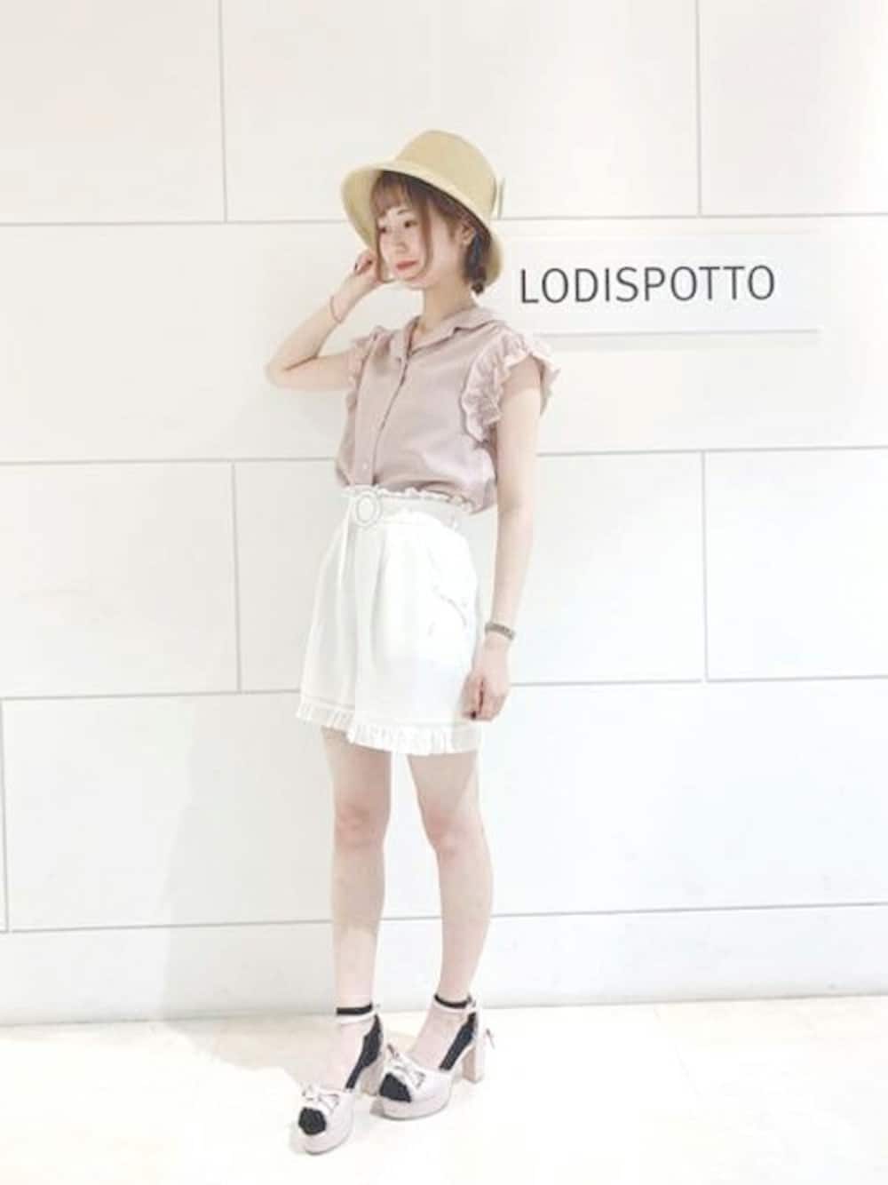 「LODISPOTTO、サマースタイル、ガーリーコーデ、開襟シャツ、ロディスポット(LODISPOTTO)、フリルショートパンツ」｜「LODISPOTTOのフリルリボン開襟シャツ（シャツ/ブラウス、ピンク系）」を使った、LODISPOTTO OFFICIALさん（レディース・165cm）の夏コーディネートの1枚目の写真