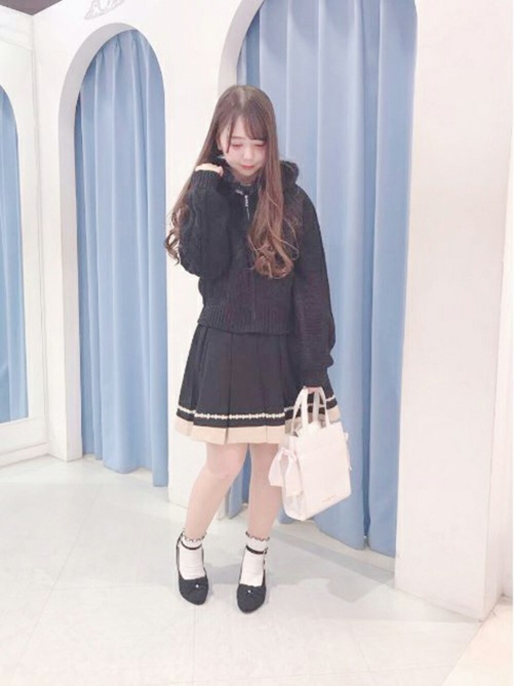 「バイカラー、ケーブルニット、冬コーデ、あったかコーデ、LODISPOTTO、ロディスポット(LODISPOTTO)」｜「LODISPOTTOのwinterケーブルショートパーカー（カーディガン/ボレロ、ブラック系）」を使った、LODISPOTTO OFFICIALさん（レディース・153cm）の秋コーディネートの1枚目の写真