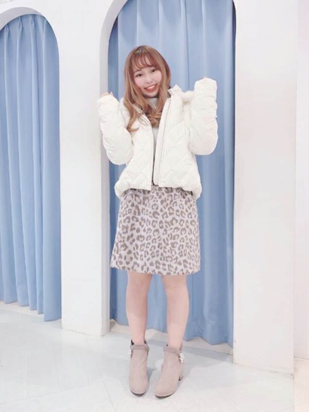 「ダウン、パール、レースアップ、雑誌掲載、LODISPOTTO、ロディスポット(LODISPOTTO)、レオパードスカート」｜「LODISPOTTOのプリプリパールショートキルトブルゾン（ダウンジャケット/コート、ホワイト系）」を使った、LODISPOTTO OFFICIALさん（レディース・148cm）の秋コーディネートの1枚目の写真