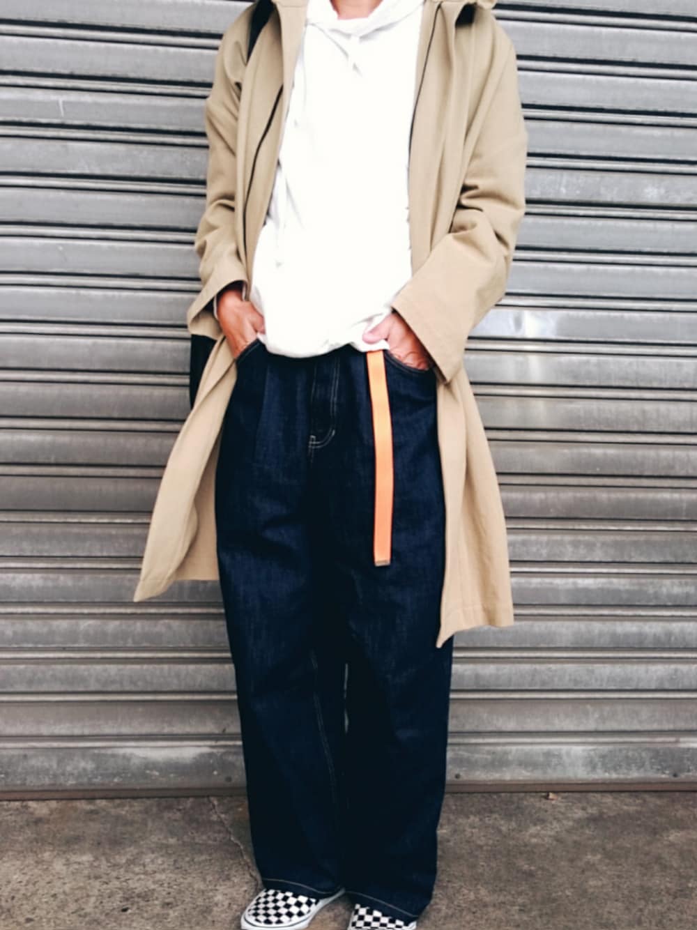 「大人カジュアル、白パーカー、ロングコート、ワイドパンツ、ワイドデニム、スニーカー、VANS、ベージュ、my beautiful landlet、ハイウエスト」｜「Lui'sのデニム ワイドパンツ（デニムパンツ、ブルー系）」を使った、ARu.さん（メンズ・172cm）の冬コーディネートの1枚目の写真