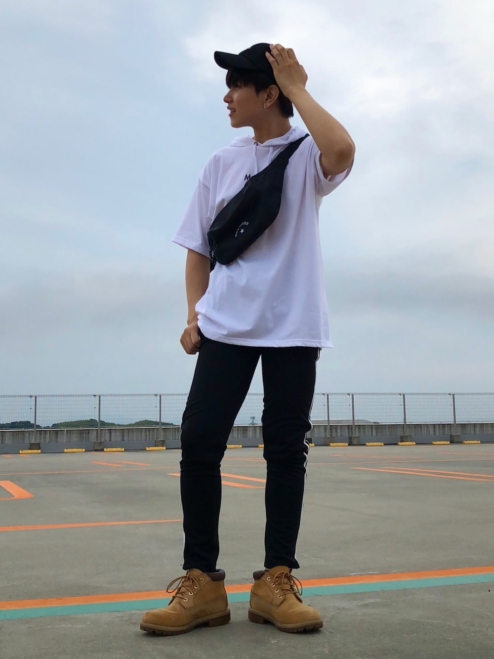 「夏、シンプルカジュアル、シンプル、シンプルコーデ、カジュアル、カジュアルコーデ、Timberland、オトナカジュアル、大人カジュアル、プチプラ」｜「CONVERSEの∴WEGO/CONVERSE別注アーチロゴLowCap（キャップ、ブラック系）」を使った、ニェーダ／kazu／카즈さん（メンズ・168cm）の夏コーディネートの1枚目の写真