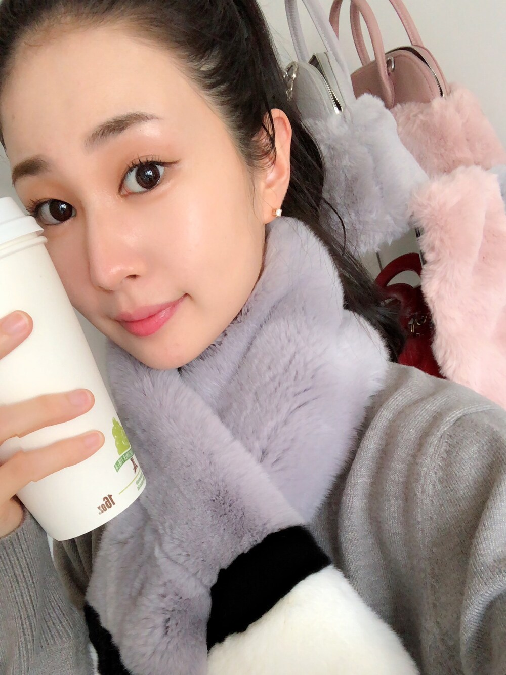 「おしゃれさんと繋がりたい、秋冬コーデ、秋のコーデ、プチプラコーデ、オトナ女子、大人ガーリー、きれいめカジュアル、シンプル、ファー小物、マフラー」｜「Charmeのアイテム（マフラー、グレー系）」を使った、taihiさん（レディース・157cm）の秋コーディネートの1枚目の写真