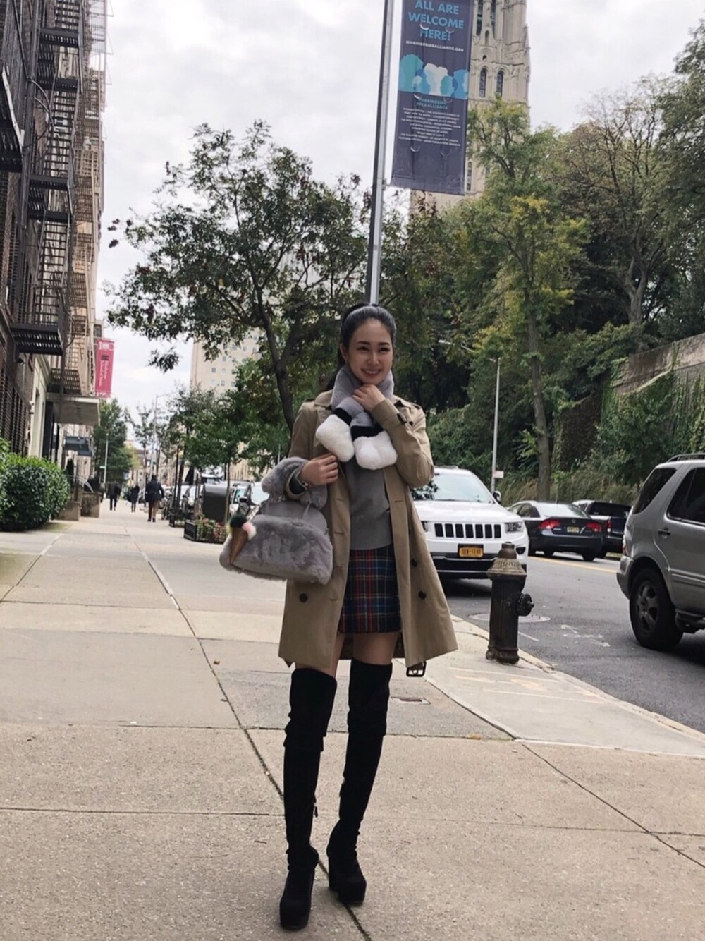 「秋冬コーデ、オトナカジュアル、大人ガーリー、ootd、NYC、トレンチコート、ベージュ、ニット、ファーバッグ、マフラー」｜「Charmeのアイテム（マフラー、グレー系）」を使った、taihiさん（レディース・157cm）の秋コーディネートの1枚目の写真