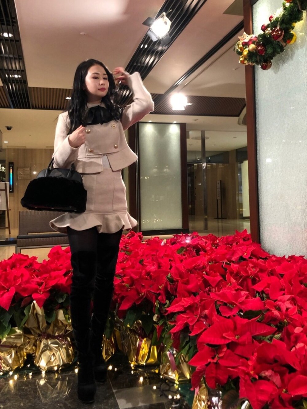 「デート、ootd、冬コーデ、おしゃれさんと繋がりたい、オトナ女子、ガーリー、きれいめカジュアル、セットアップ、ベージュ、ファー小物」｜「storetsのアイテム（セットアップ、ベージュ系）」を使った、taihiさん（レディース・157cm）の秋コーディネートの1枚目の写真