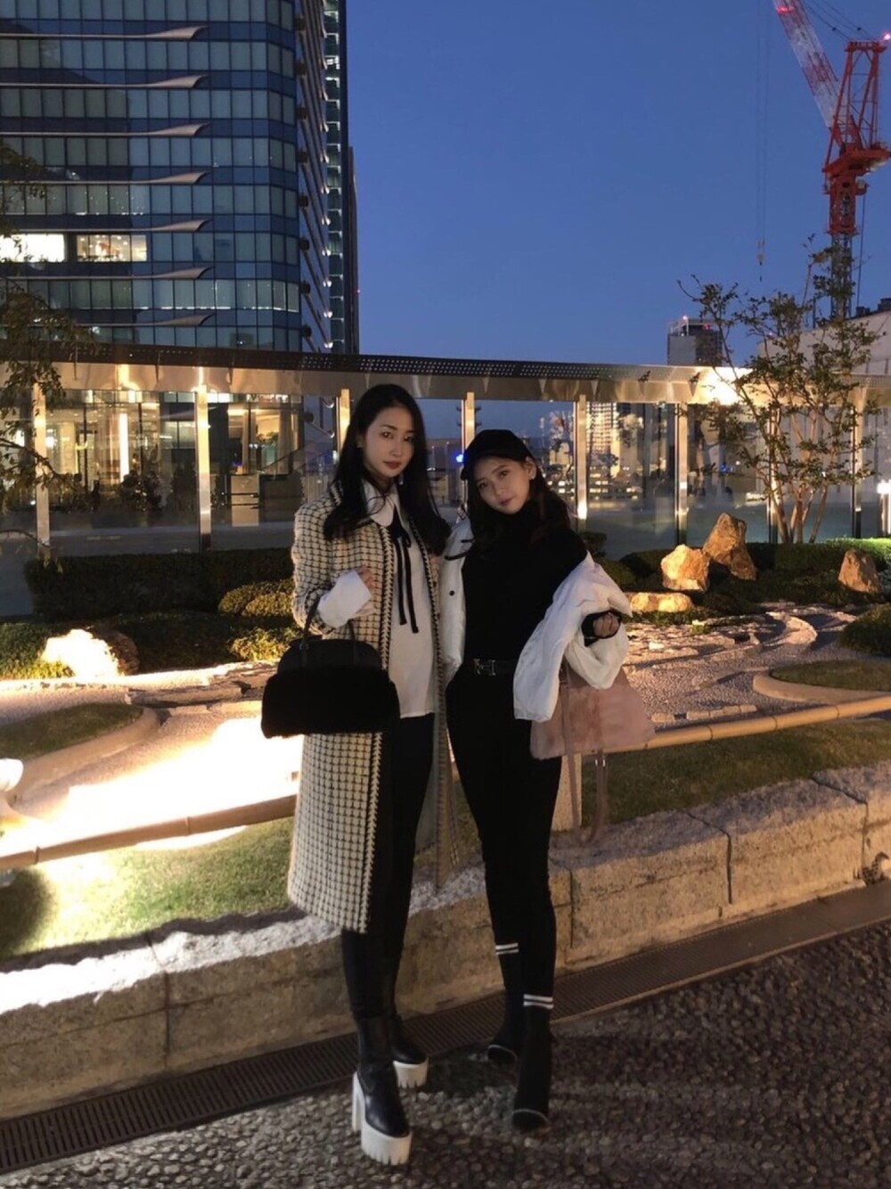 「ootd、おしゃれさんと繋がりたい、休日スタイル、シンプルコーデ、秋冬コーデ、おそろいコーデ、色違いコーデ、パンツスタイル、ブラック、ロングコート」｜「Charmeのアイテム（バッグ、ブラック系）」を使った、taihiさん（レディース・157cm）の秋コーディネートの1枚目の写真