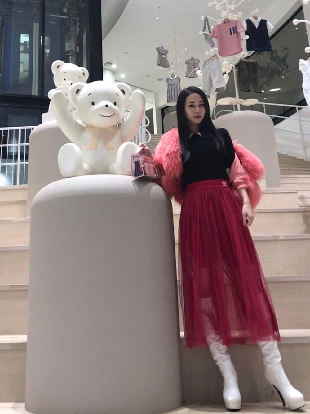 「今日のコーデ、春コーデ、ootd、お洒落さんとつながりたい、ファー、大人ガーリー、大人カジュアル、オトナ女子、スカート、スポーツミックス」｜「adidas Originalsのアイテム（スカート、ピンク系）」を使った、taihiさん（レディース・157cm）の春コーディネートの1枚目の写真