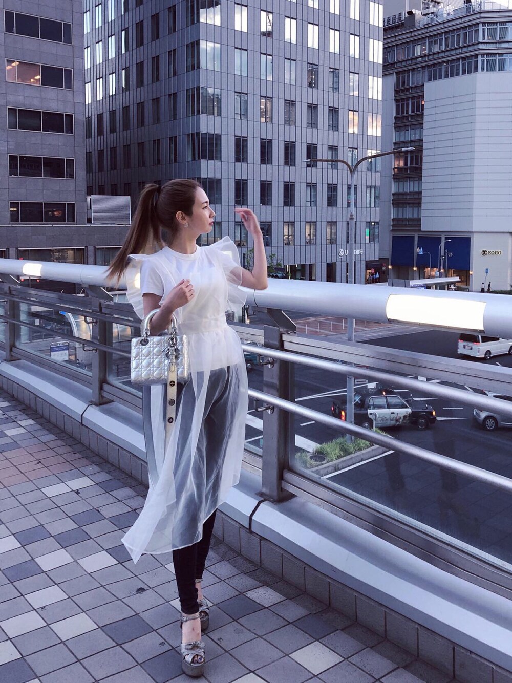 「今日のコーデ、ootd、outfit、楽チンコーデ、大人カジュアル、夏コーデ、大人コーデ、オトナガーリー、プチプラ、デニムパンツ」｜「Diorのアイテム（バッグ、シルバー系）」を使った、taihiさん（レディース・157cm）の夏コーディネートの1枚目の写真
